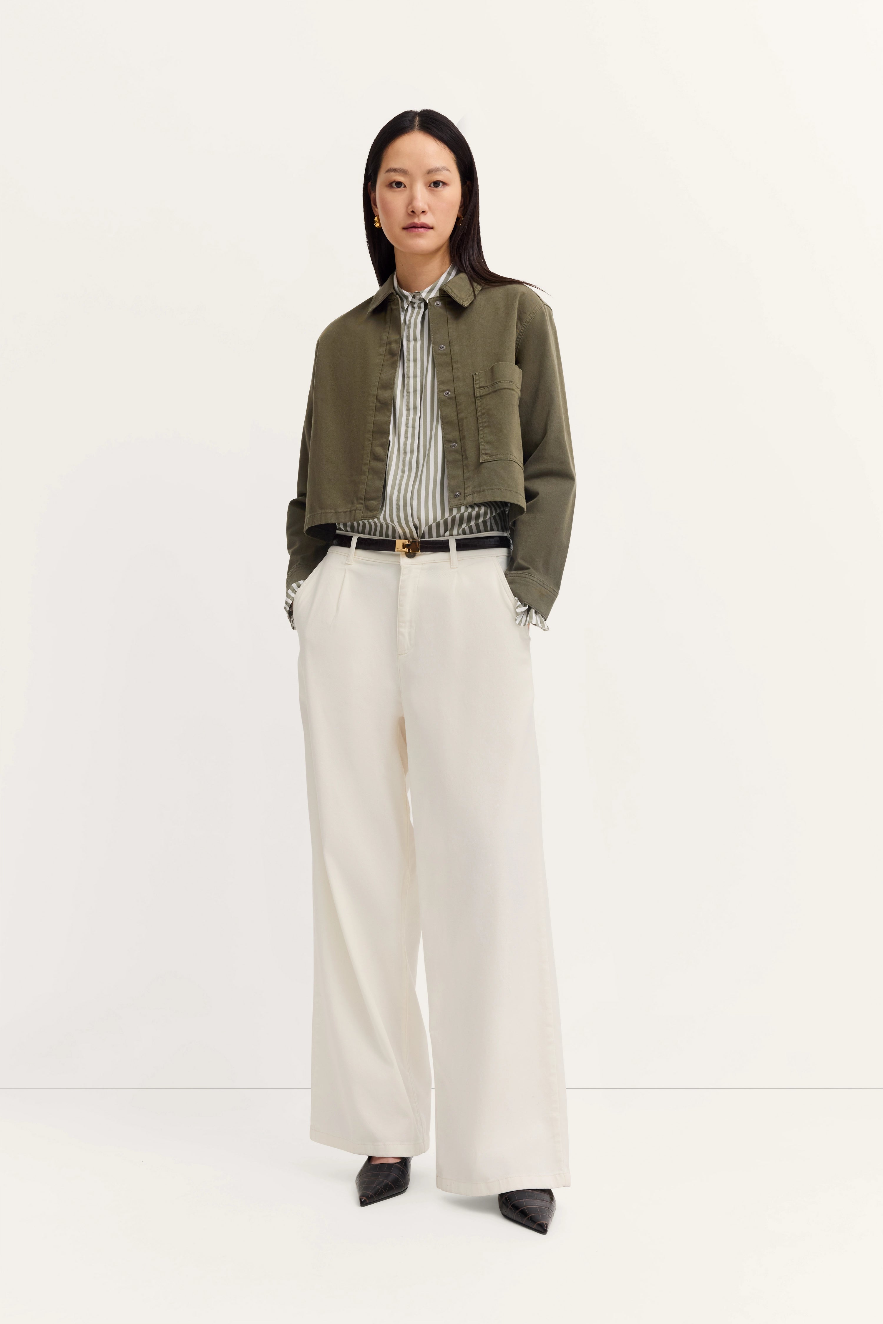 Grünes Hemd, gestreifte Bluse, weiße Hose