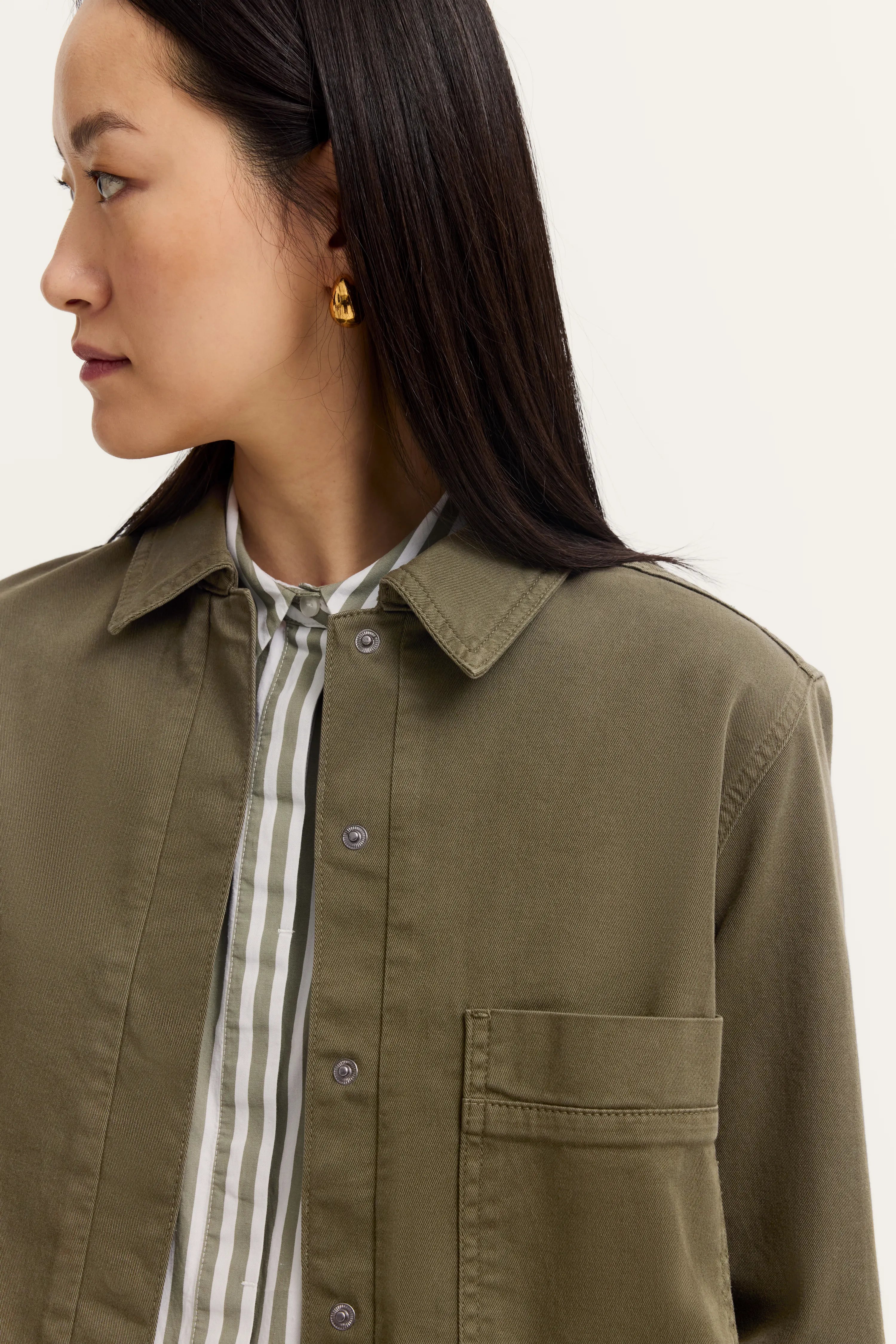 Grüne bugatti Jacke, Rückansicht, legeres Design, zeitlose Eleganz, hochwertige Materialien.