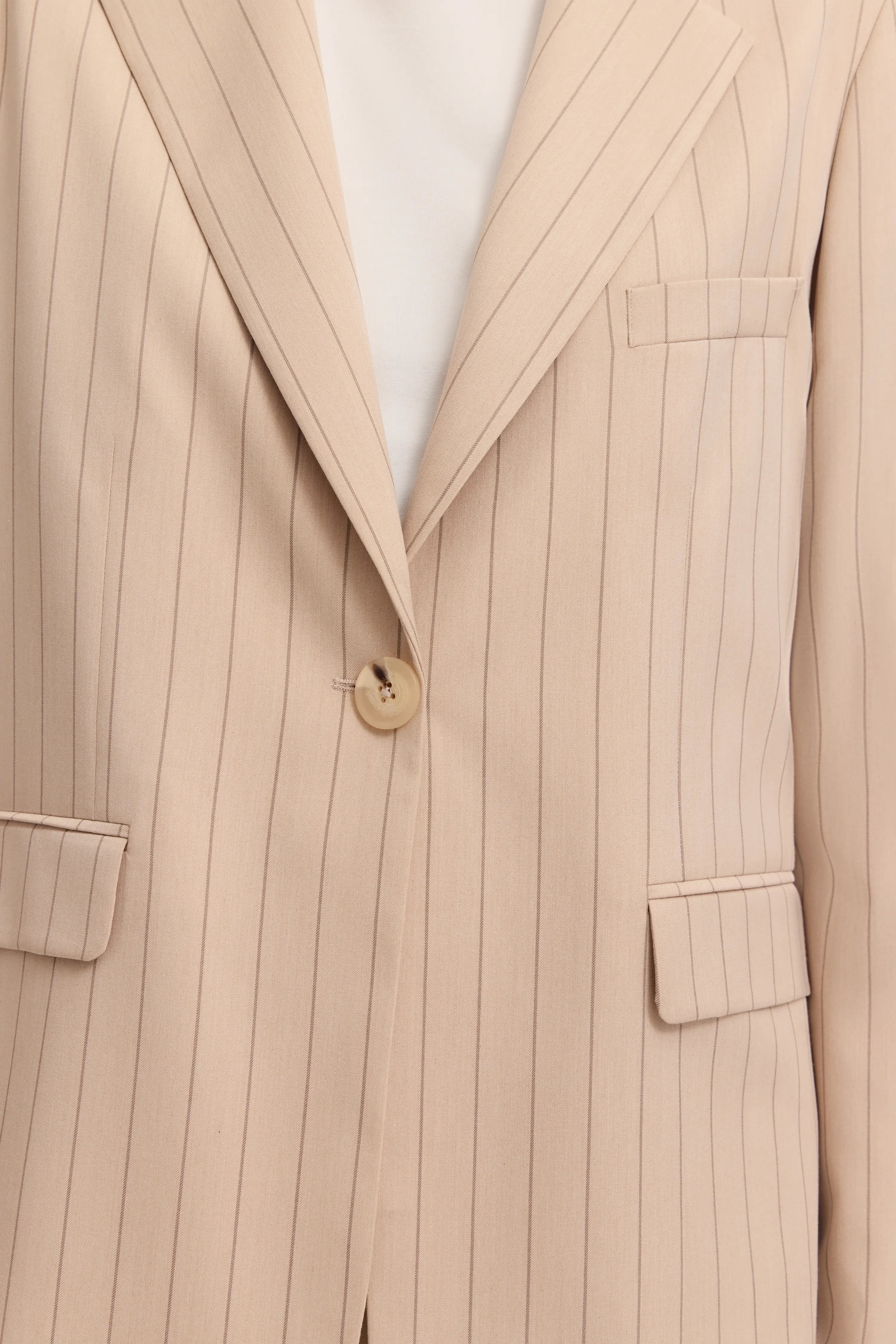 Beigefarbener Nadelstreifen-Blazer von bugatti, Büstenbild, elegantes Design, ideal für stilvolle Anlässe.