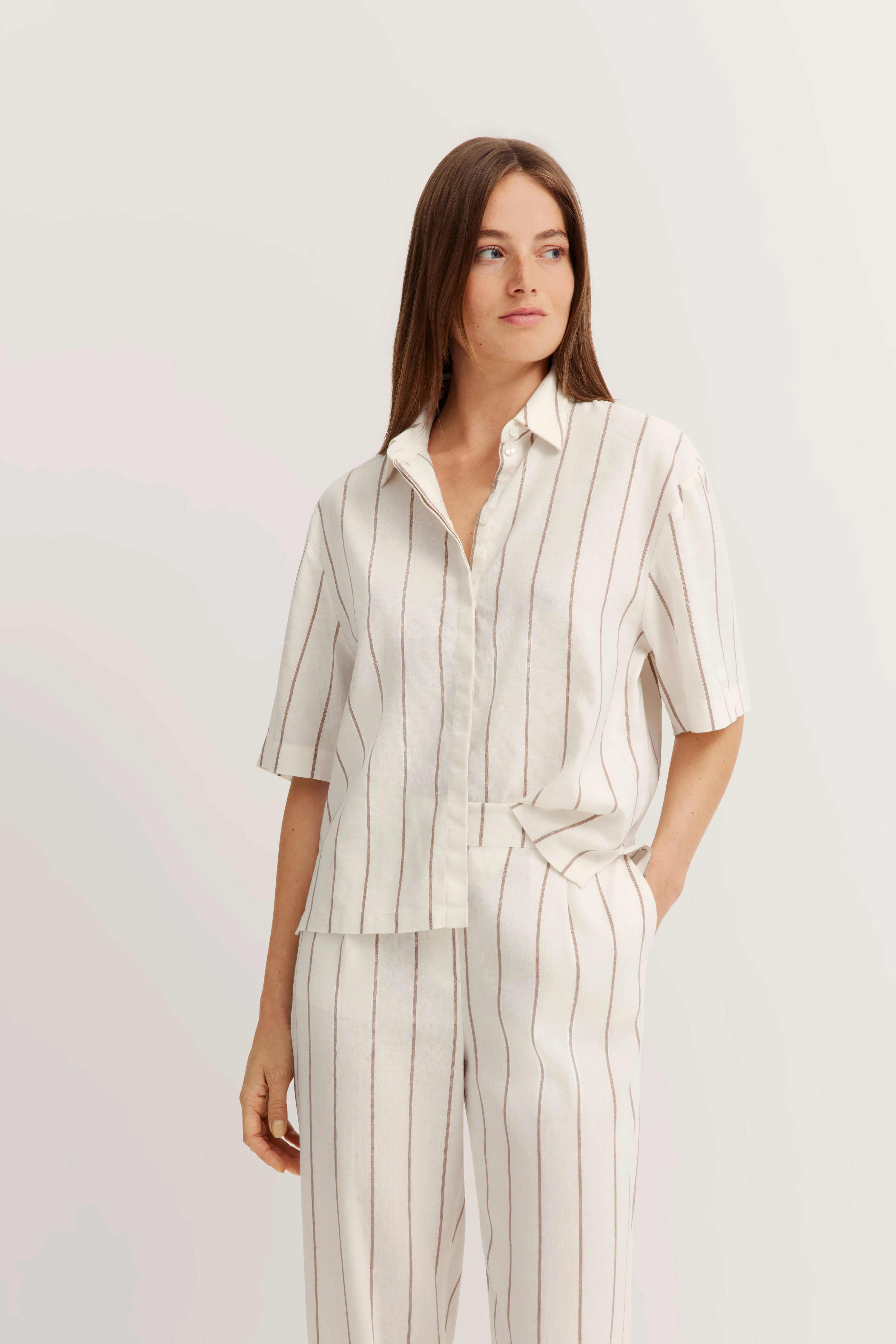 Streifen-Set in Creme-Weiß auf Model, lässige Pose.