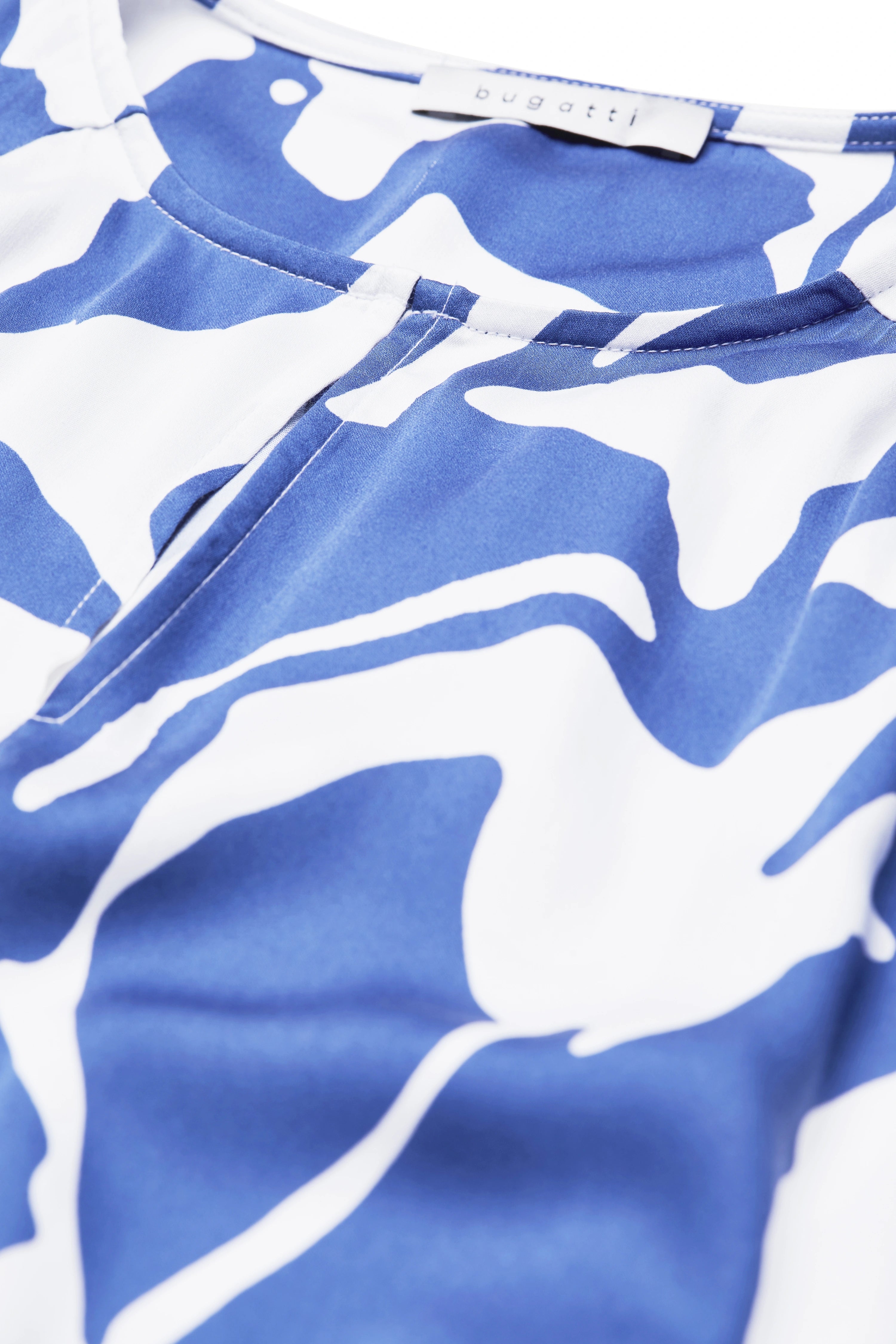 Blau-weißes bugatti Oberteil mit abstraktem Muster, Detailansicht, leger.