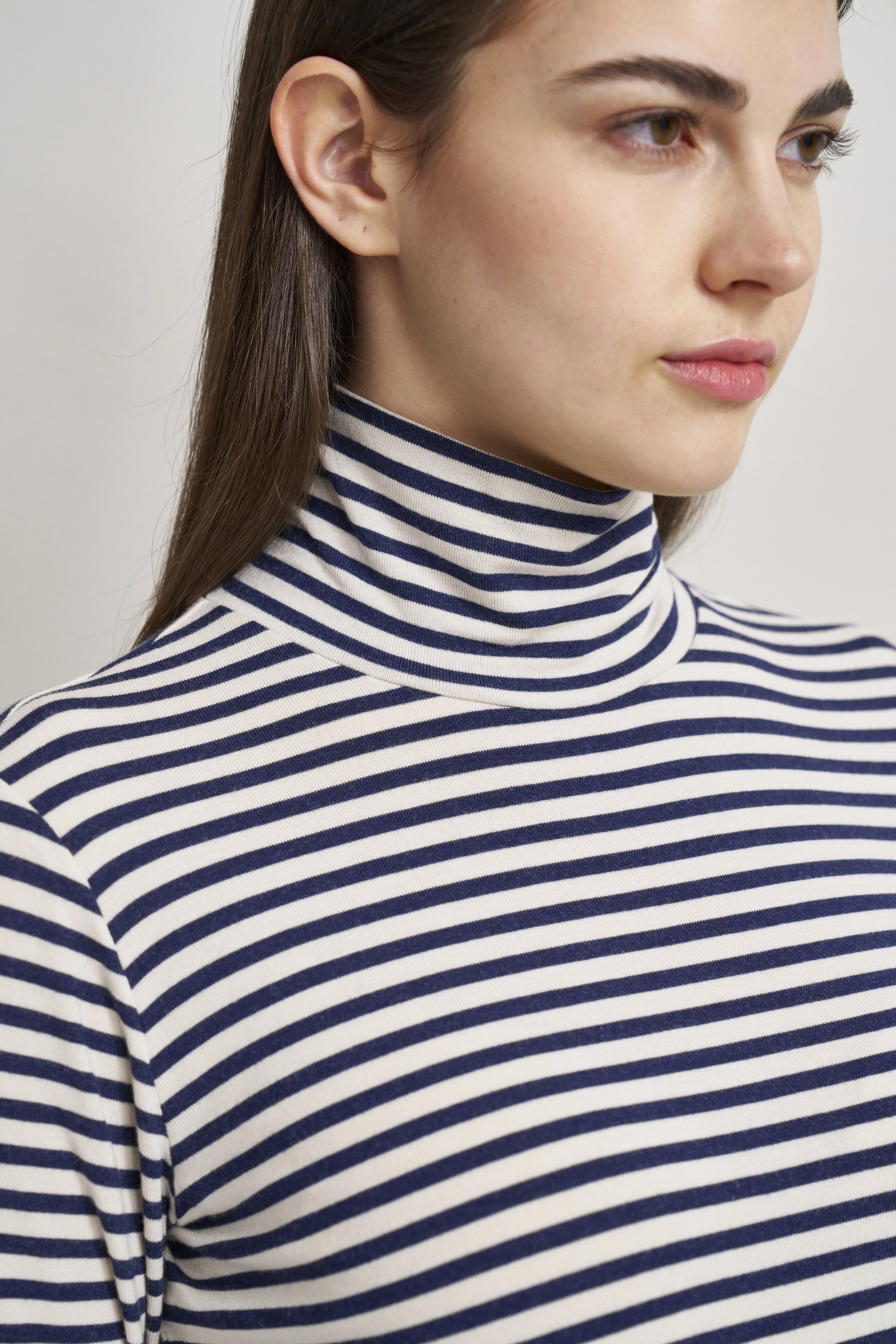 Gestreifter Rollkragenpullover in Blau-Weiß auf Büstenbild, elegant und zeitlos von bugatti.