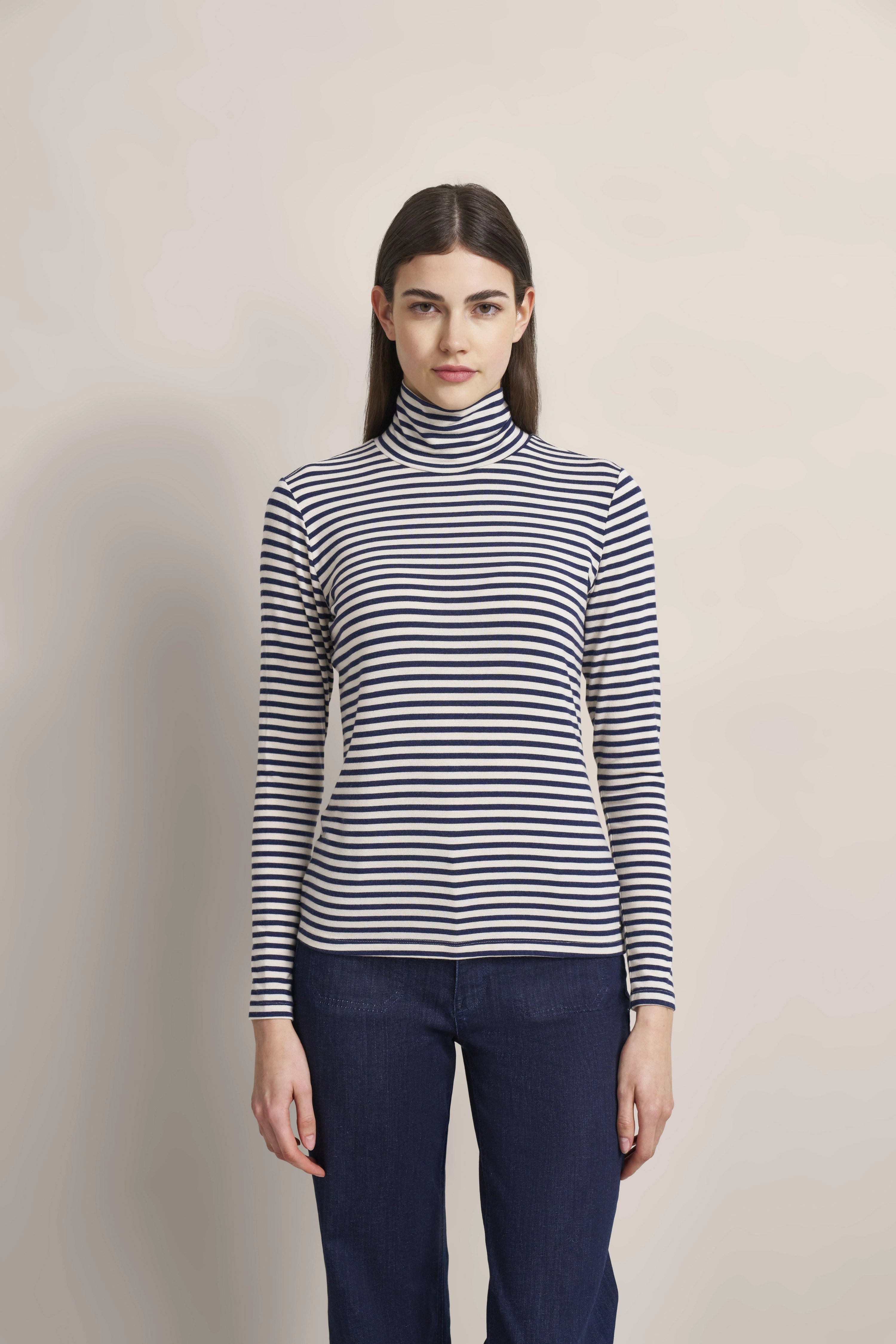 Gestreiftes Rollkragenshirt in Blau-Weiß, Modelbild, entspanntes Posing.