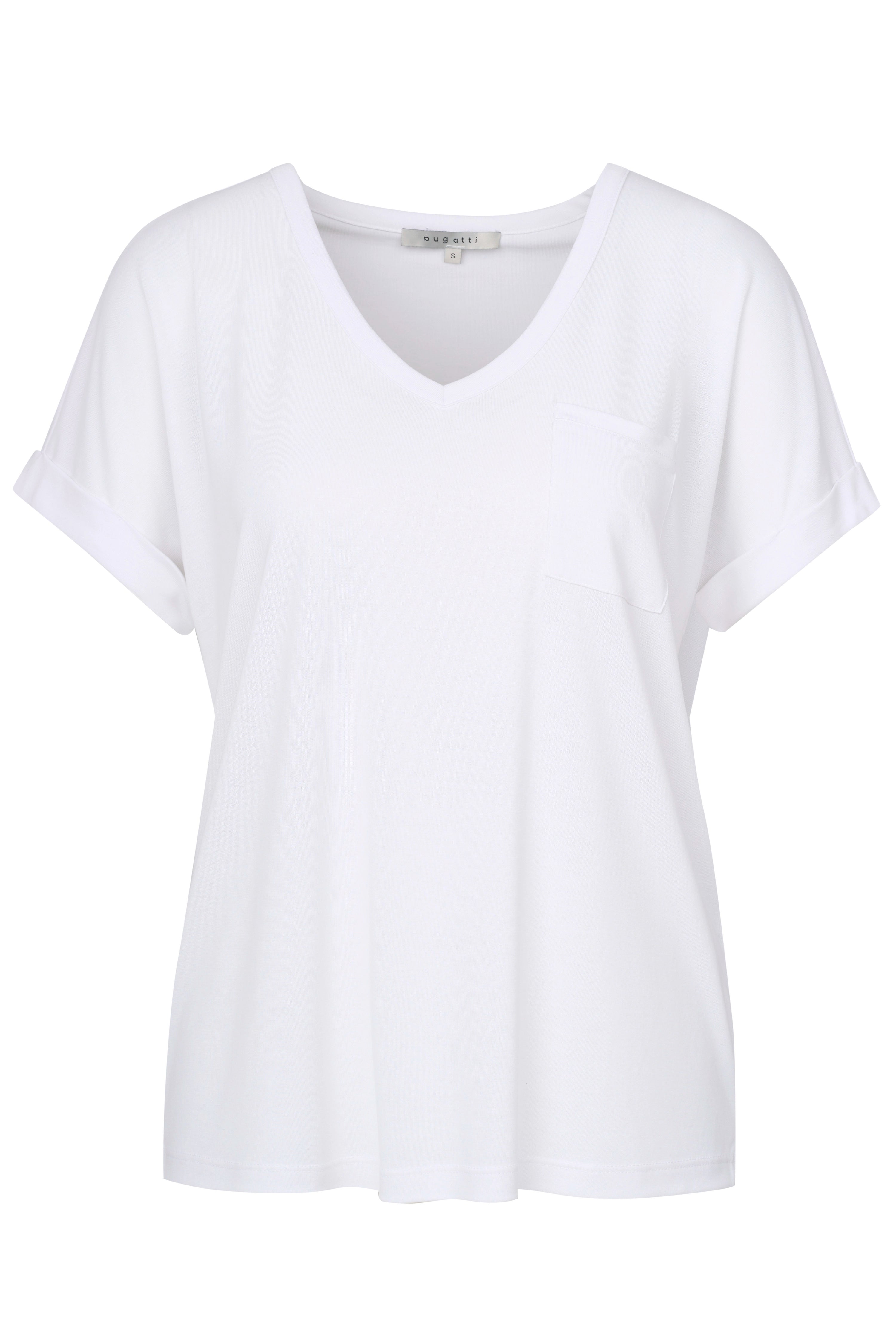 Weißes T-Shirt und blaue Jeans, Rückansicht, legeres Modelbild, entspannte Pose.