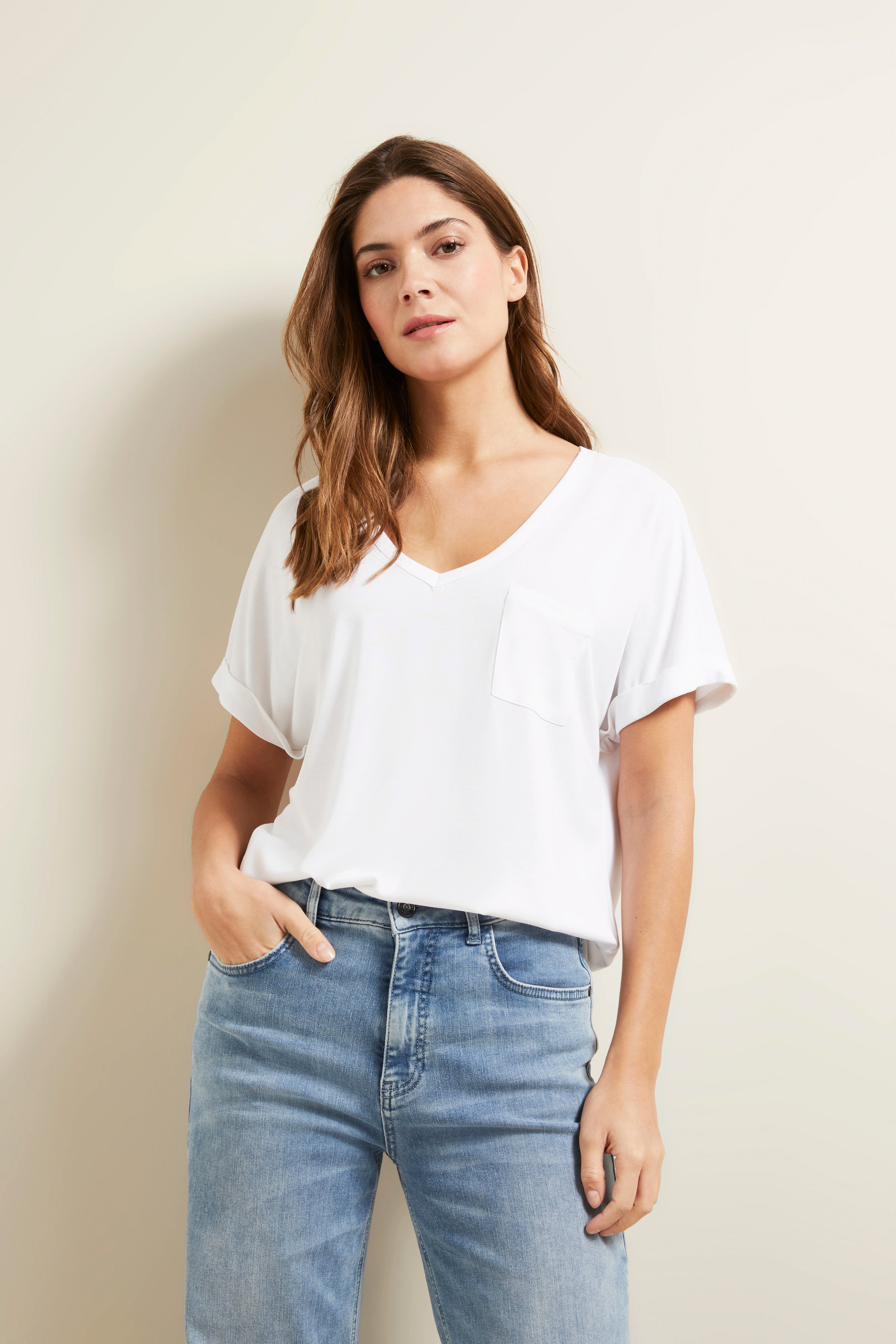 Weißes T-Shirt mit V-Ausschnitt und blauer Jeans