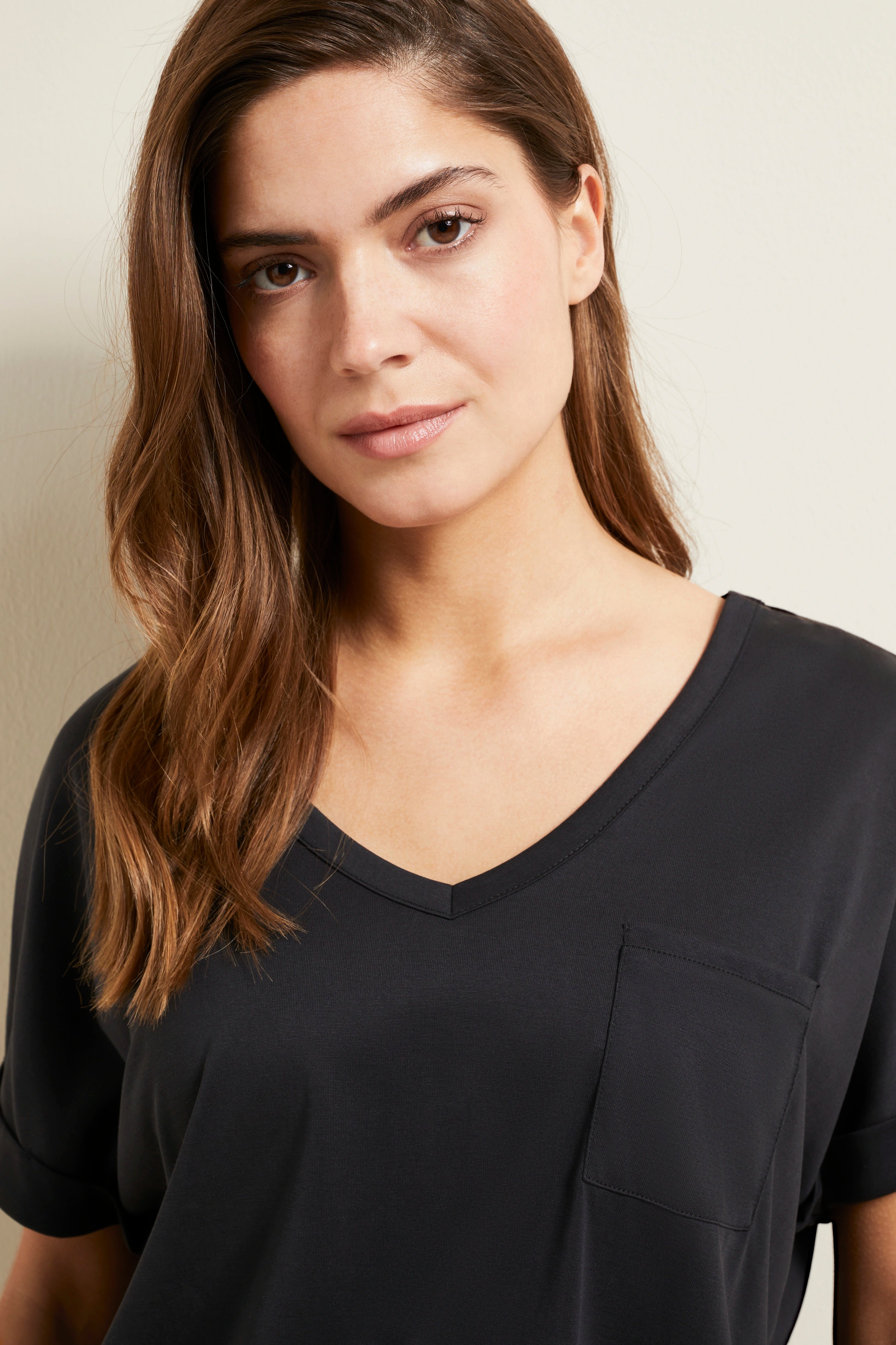 "bugatti schwarzes T-Shirt, V-Ausschnitt, Büstenbild, elegant und zeitlos."