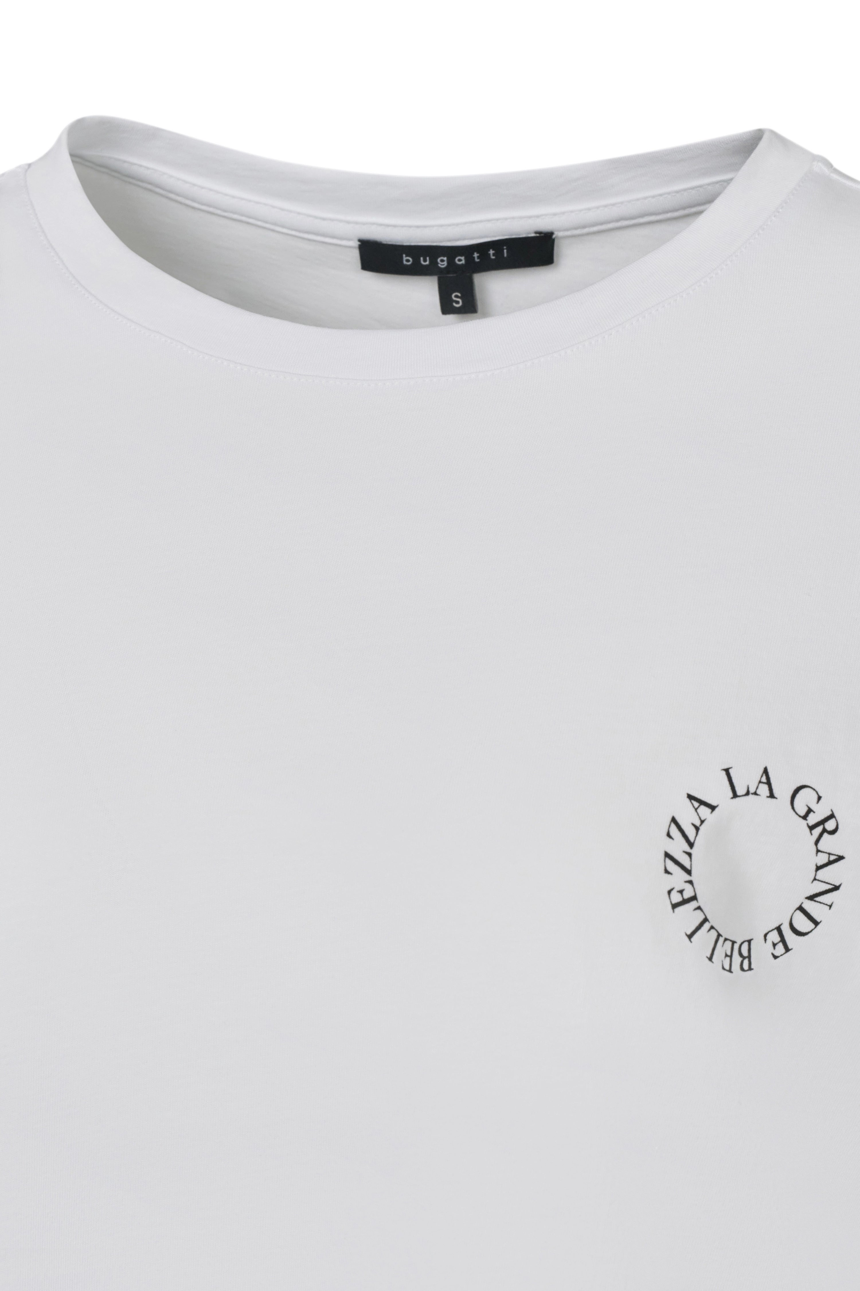 Weißes bugatti T-Shirt mit rundem Schriftprint, Büstenbild.