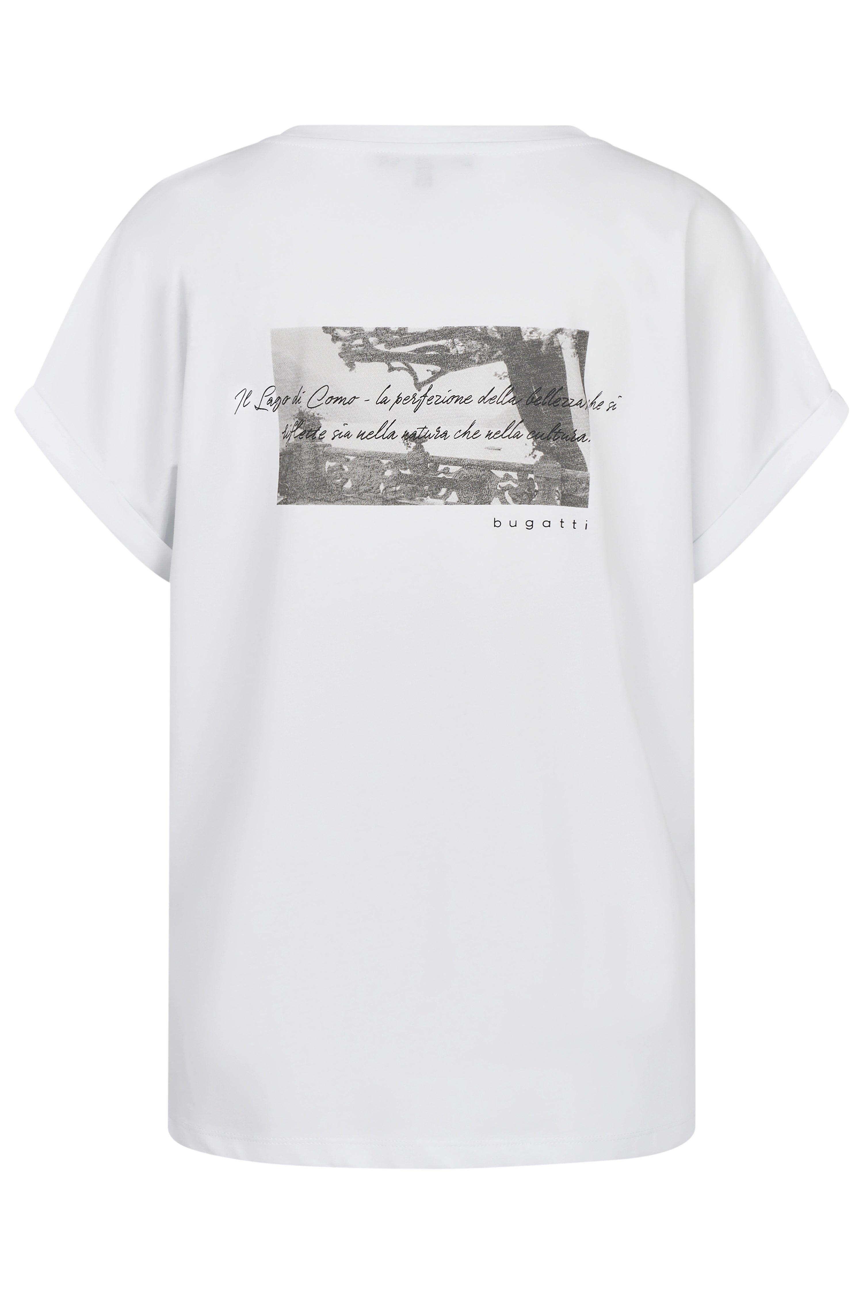 Weißes T-Shirt mit schwarzem Print und bugatti-Logo, legeres Büstenbild.
