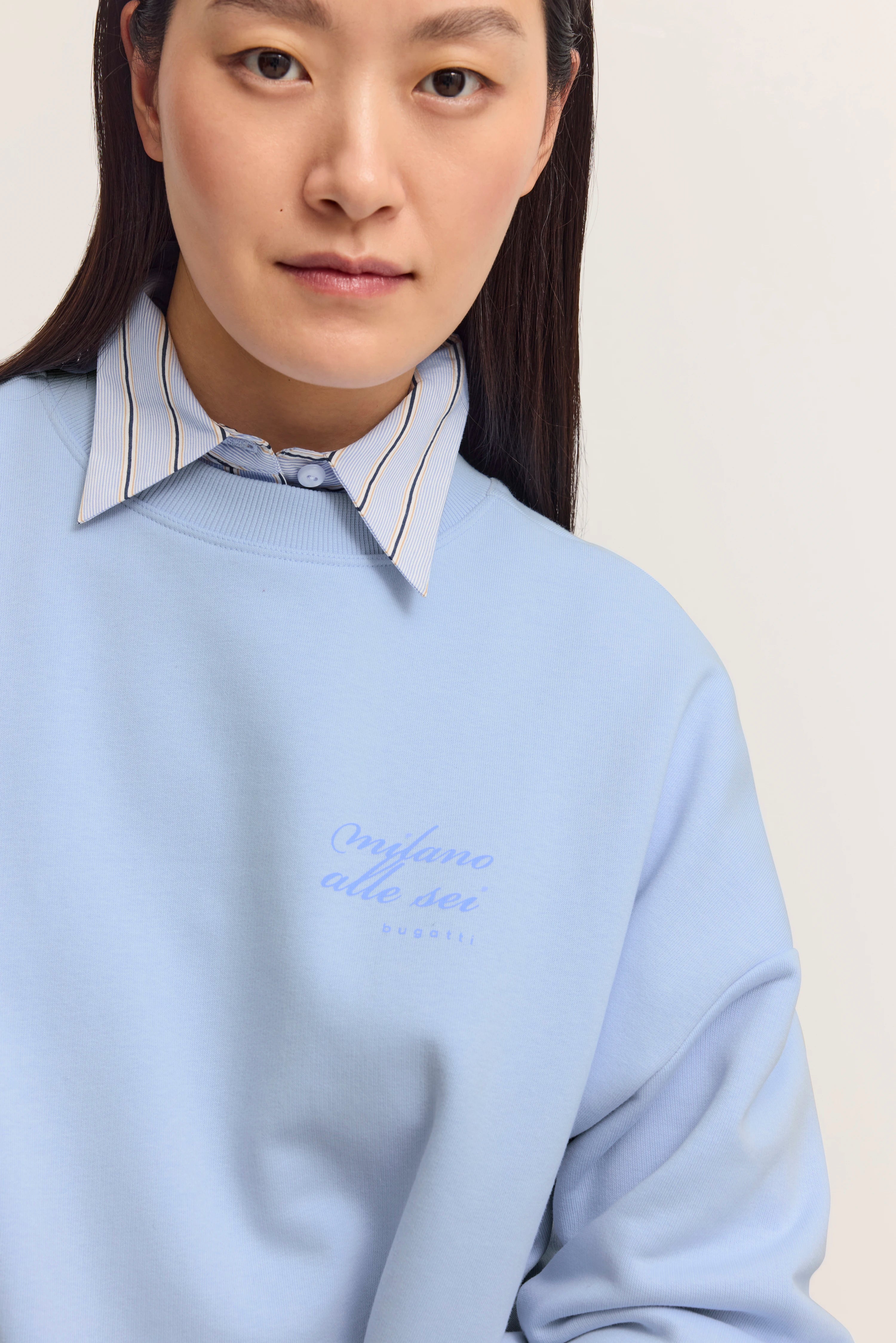 Blauer bugatti Pullover über gestreiftem Hemd, Modelbild, Frontansicht, lässiges Styling.