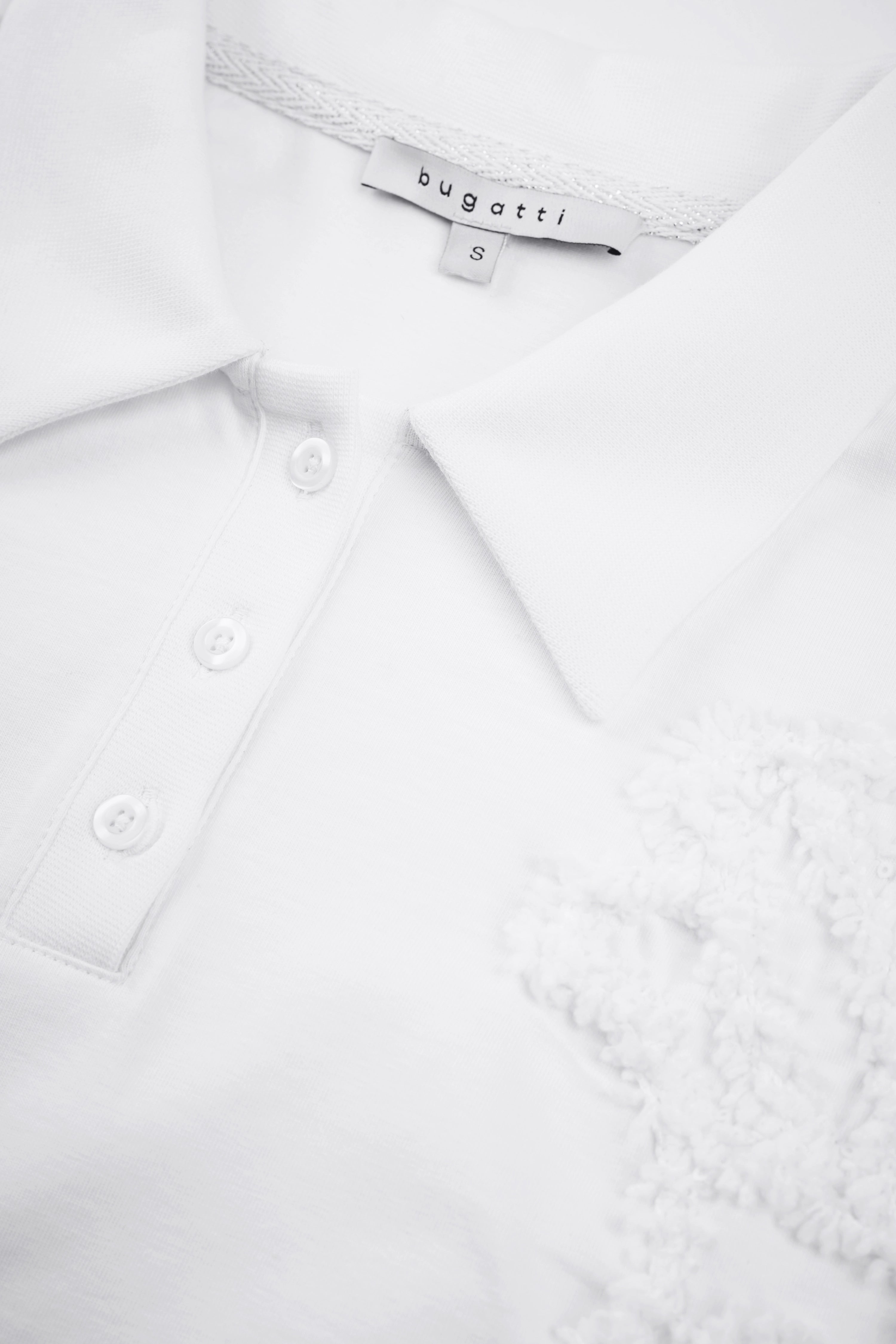 Weißes bugatti Poloshirt, Detailansicht mit Knopfleiste und Kragen. Bustendarstellung.