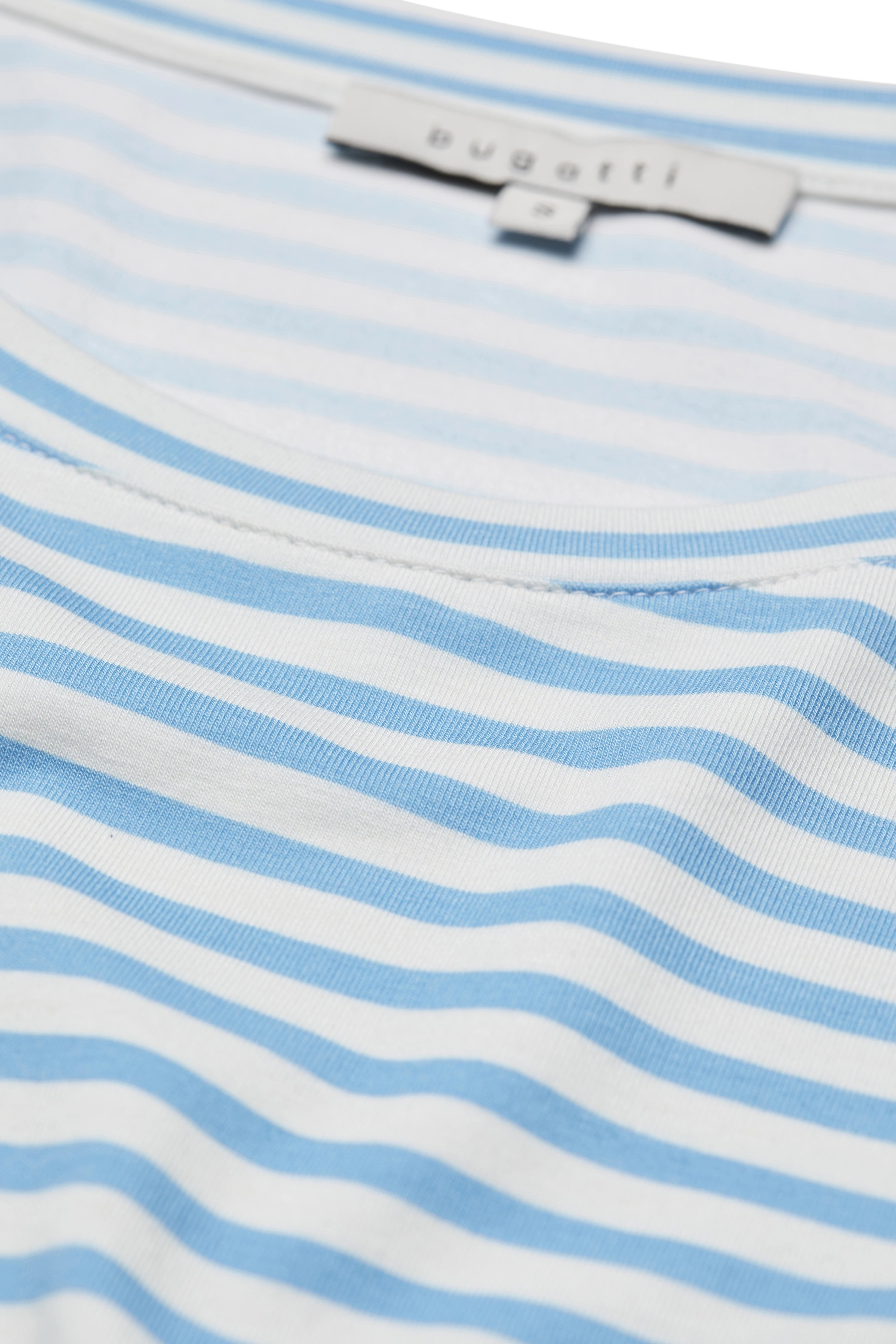 Blau-weiß gestreiftes bugatti Shirt, Detailansicht, weicher Stoff, hochwertiges Design.