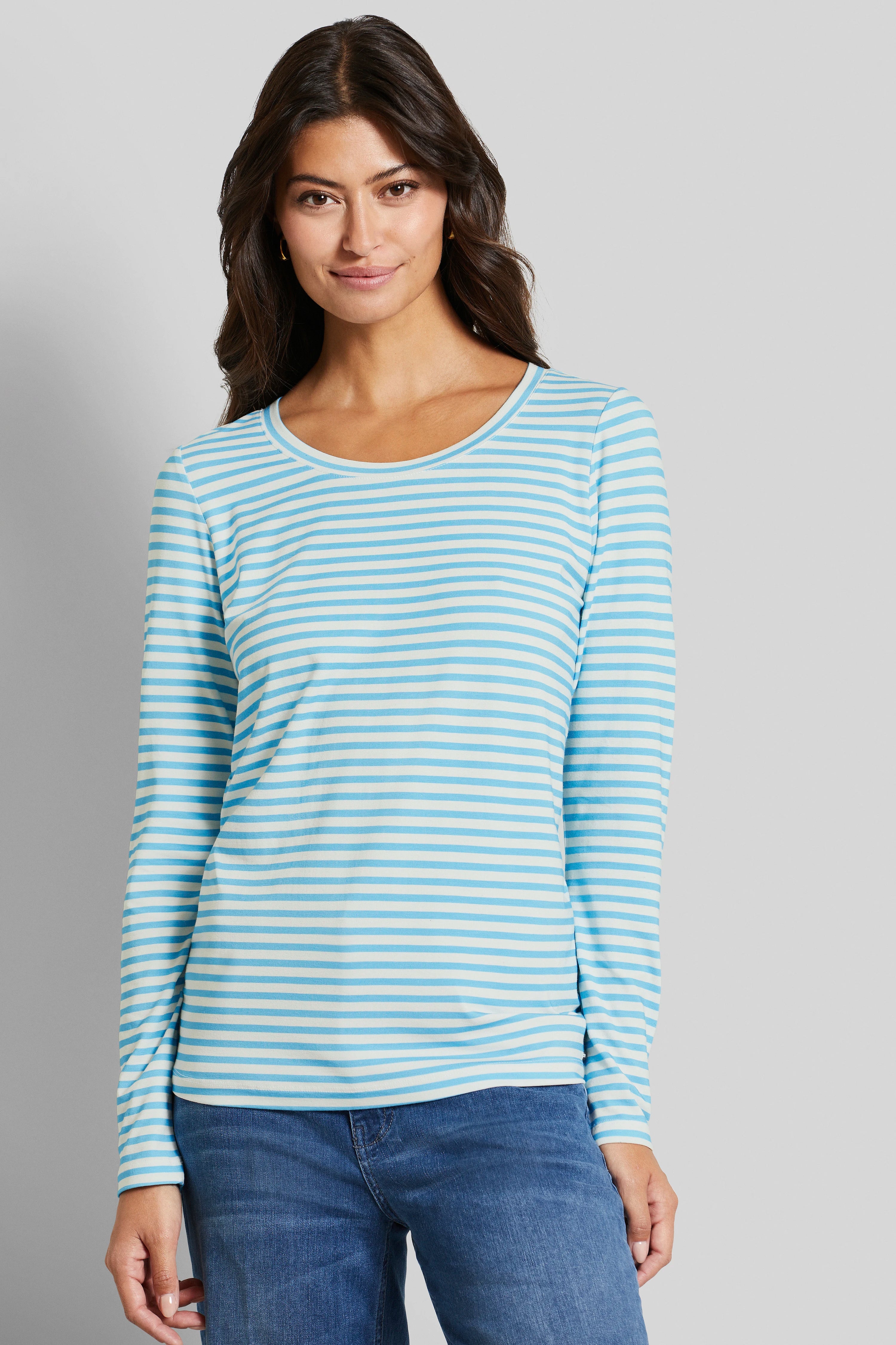 Blauw-wit gestreept lang shirt op model, glimlachend, casual pose. bugatti stijl en elegantie.