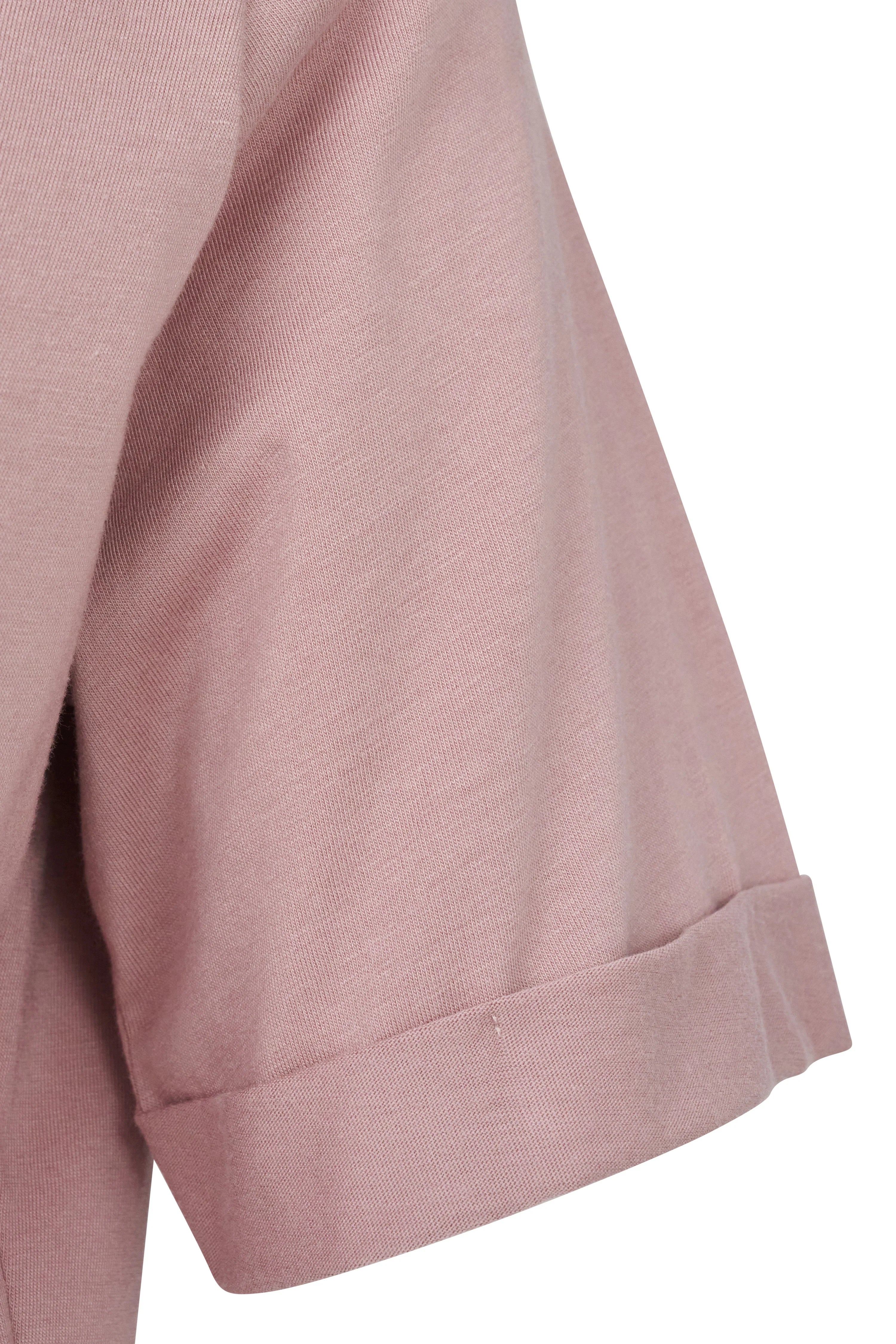 Alt-Text: Nahaufnahme eines rosafarbenen bugatti T-Shirts mit gerolltem Ärmel.