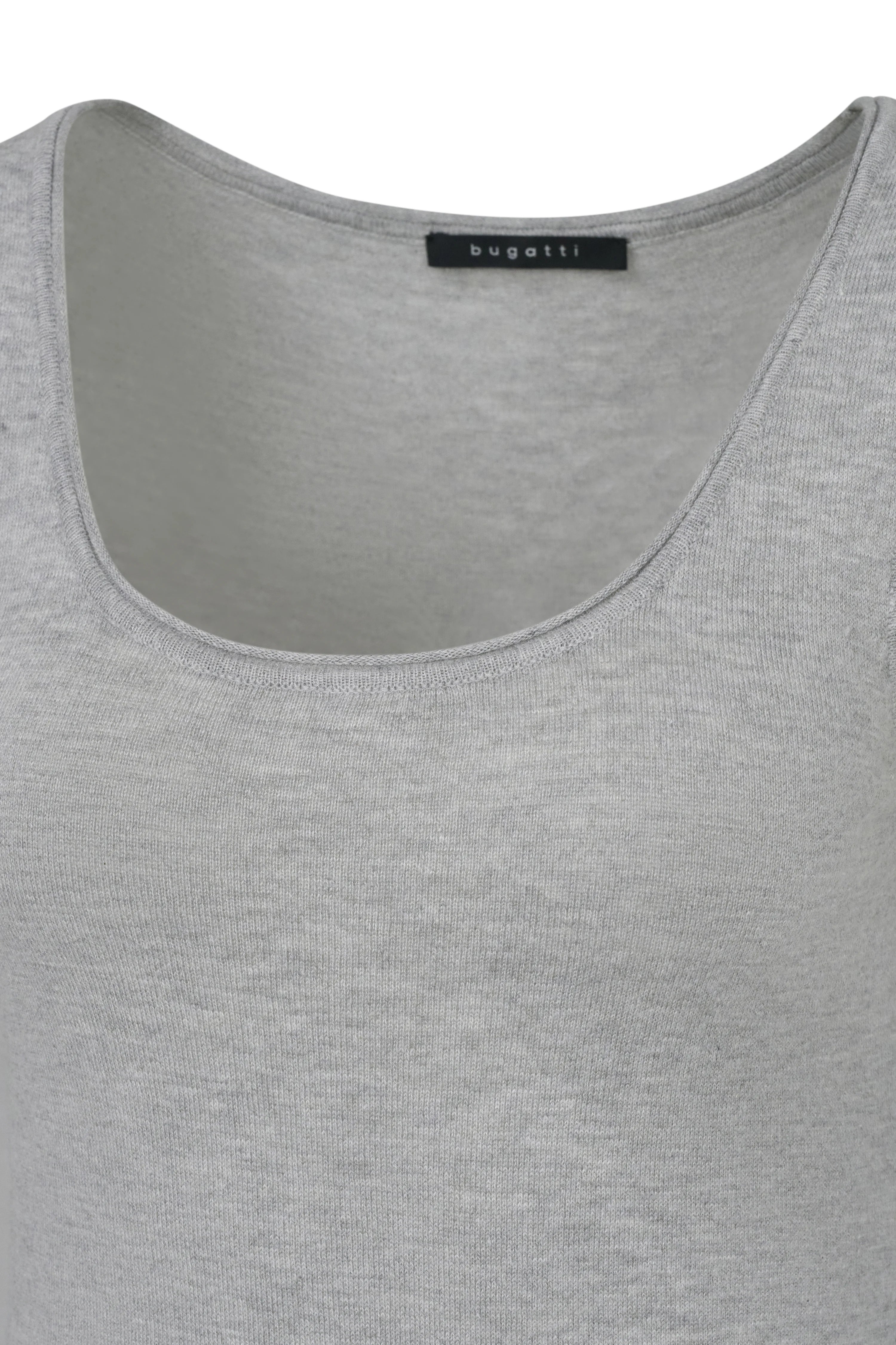 Graues bugatti Top, ärmelloser Scoop-Ausschnitt, Büstenbild, dezentes Design.