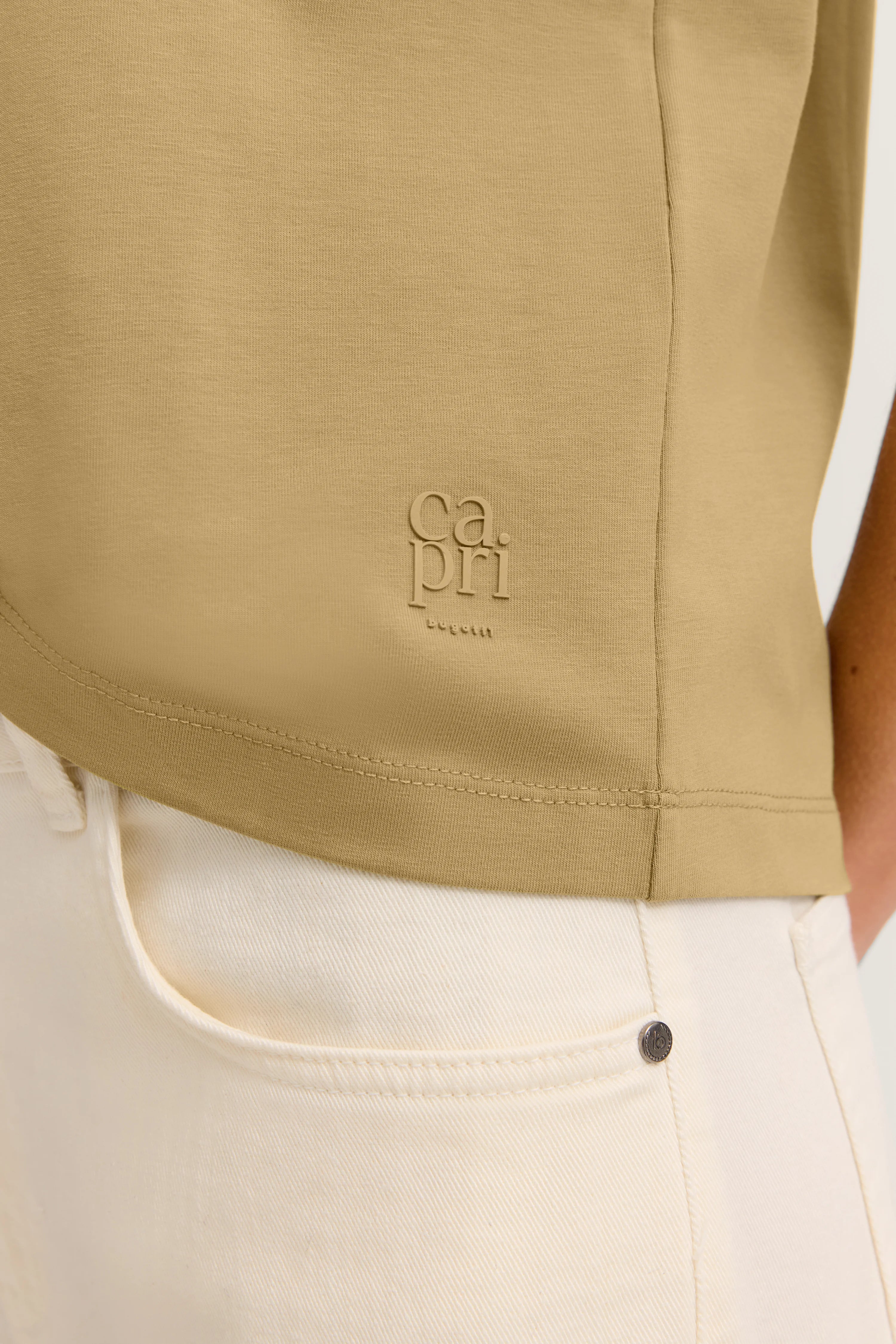 Beige bugatti Shirt mit weißer Hose, Detailbild, Logo sichtbar.