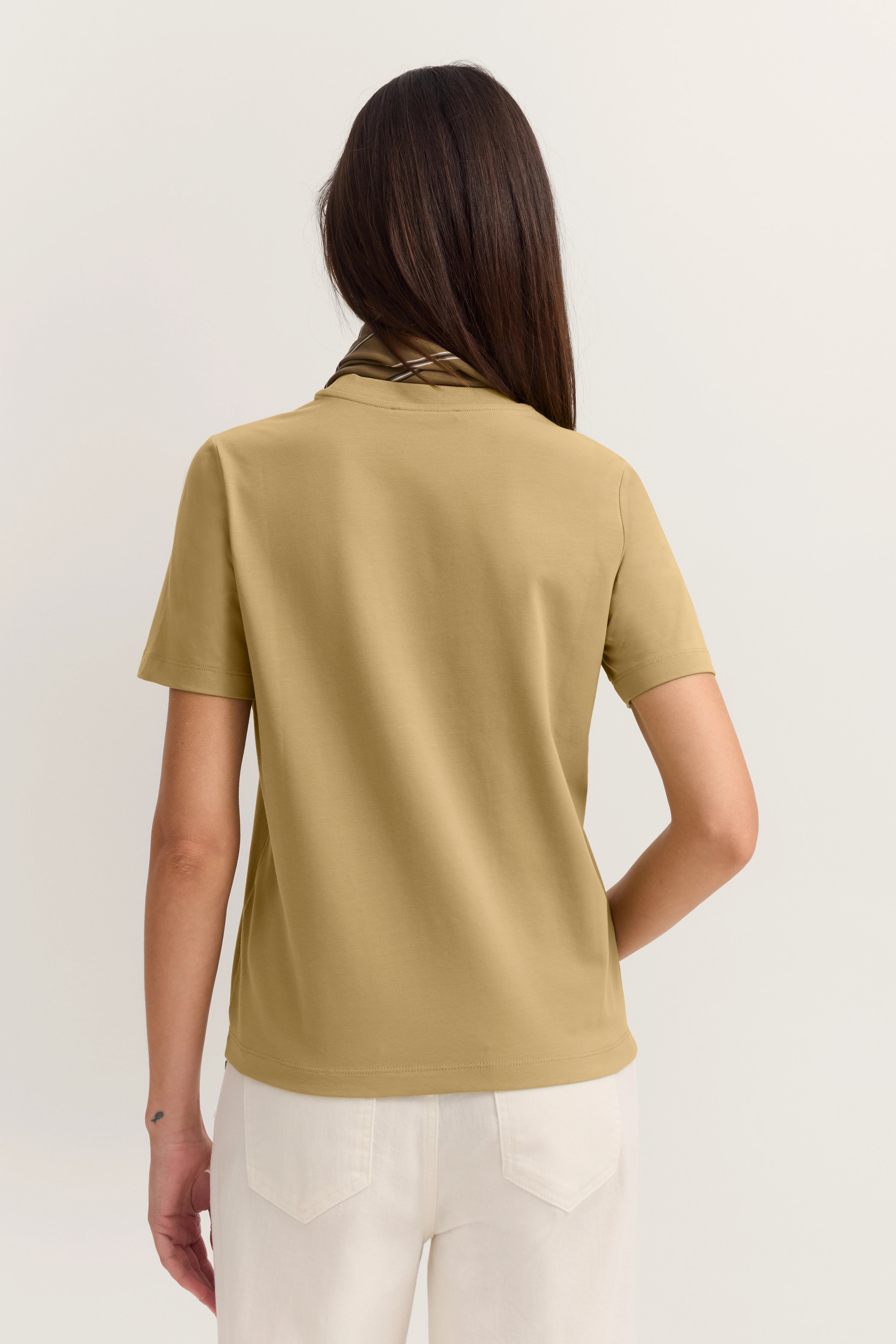 Beige bugatti Poloshirt, weiß, entspannte Pose, Rückansicht, zeitlose Eleganz.