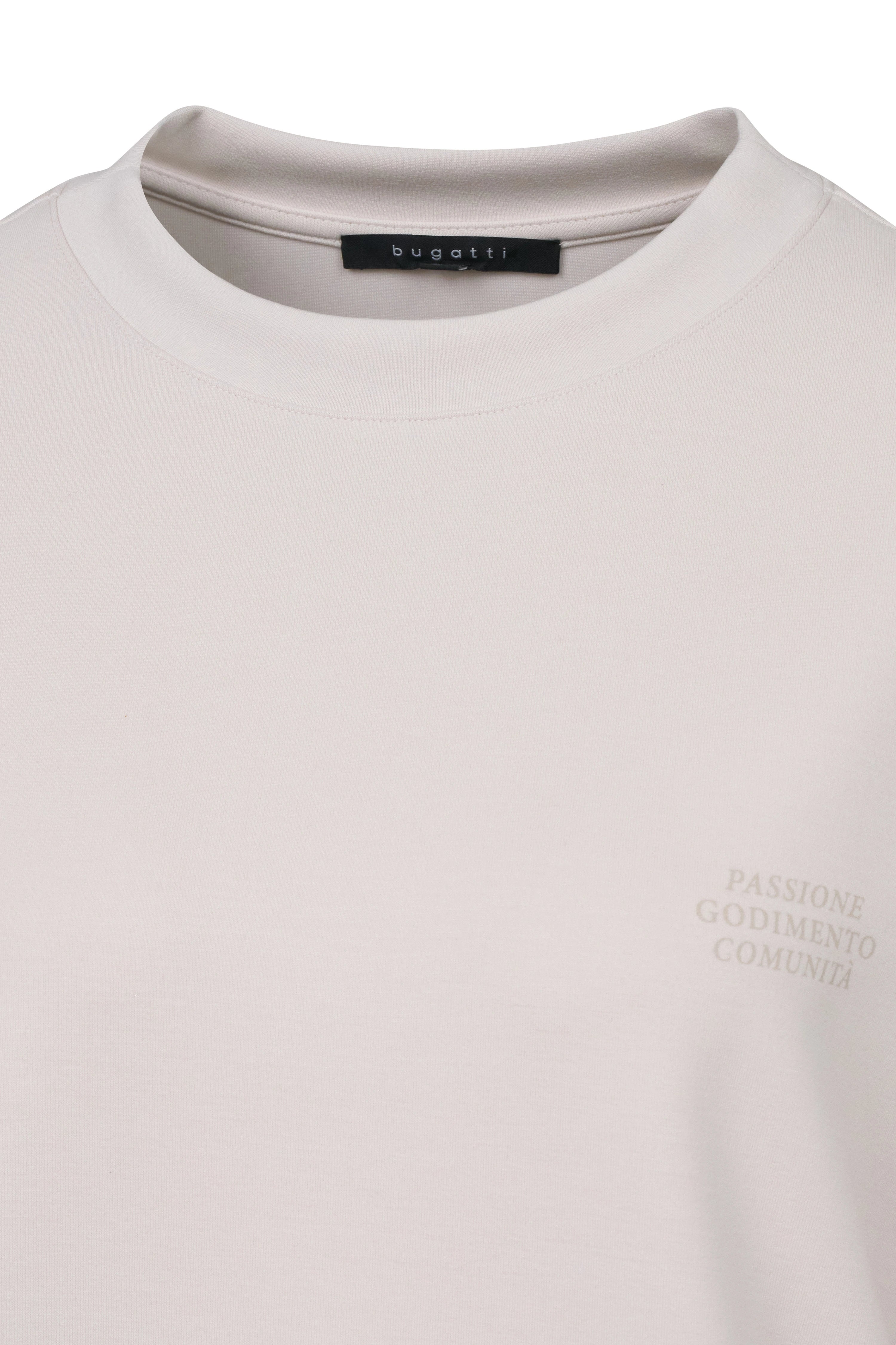 bugatti cremefarbenes Shirt mit Rundhalsausschnitt, Büstenbild, dezente Schrift auf der Brust.