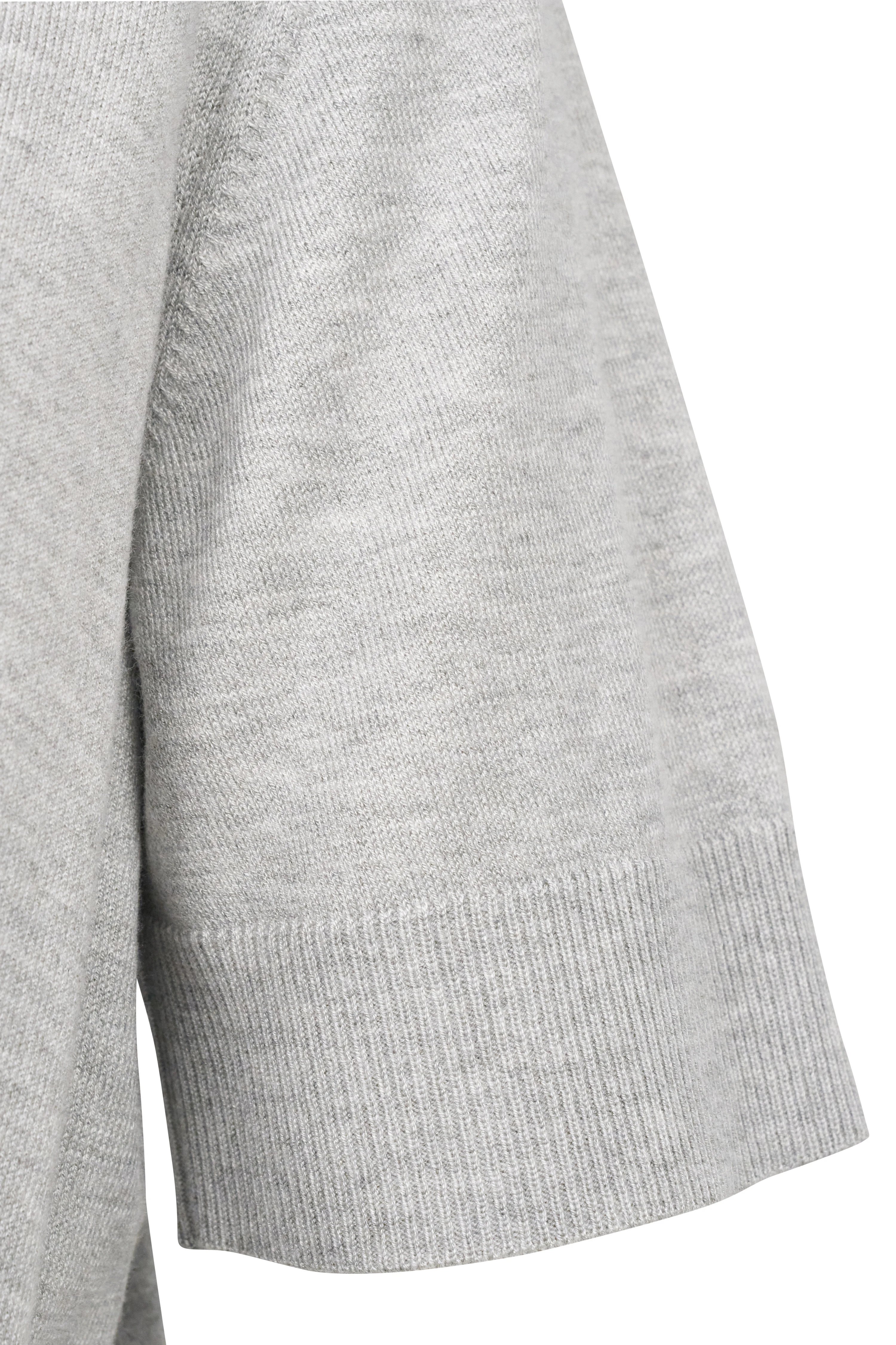 Grauer bugatti Strickpulloverärmel, Nahaufnahme, detailreich und elegant.