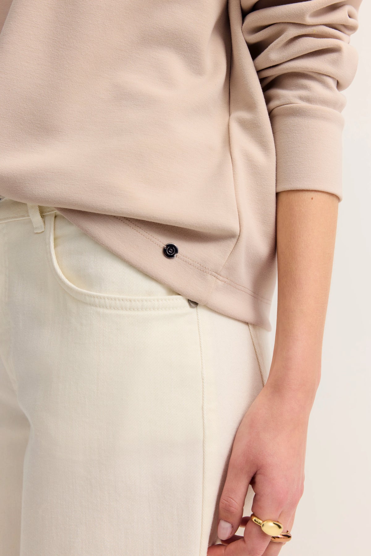 Beiges Oberteil und weiße Hose von bugatti, Detailansicht mit Arm, leger.