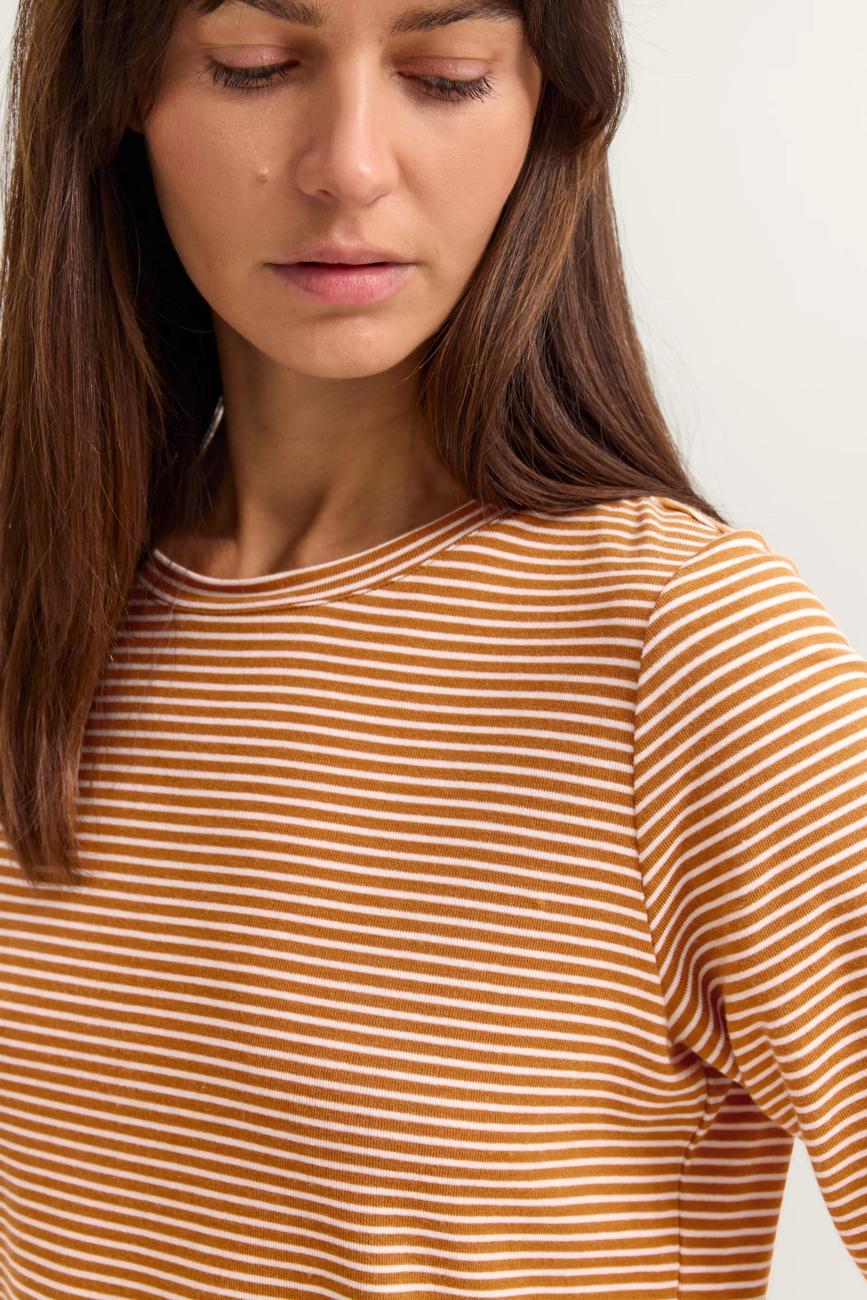 Streifen-Shirt in Orange-Weiß, Modelbild, entspannter Blick, bugatti Stil.