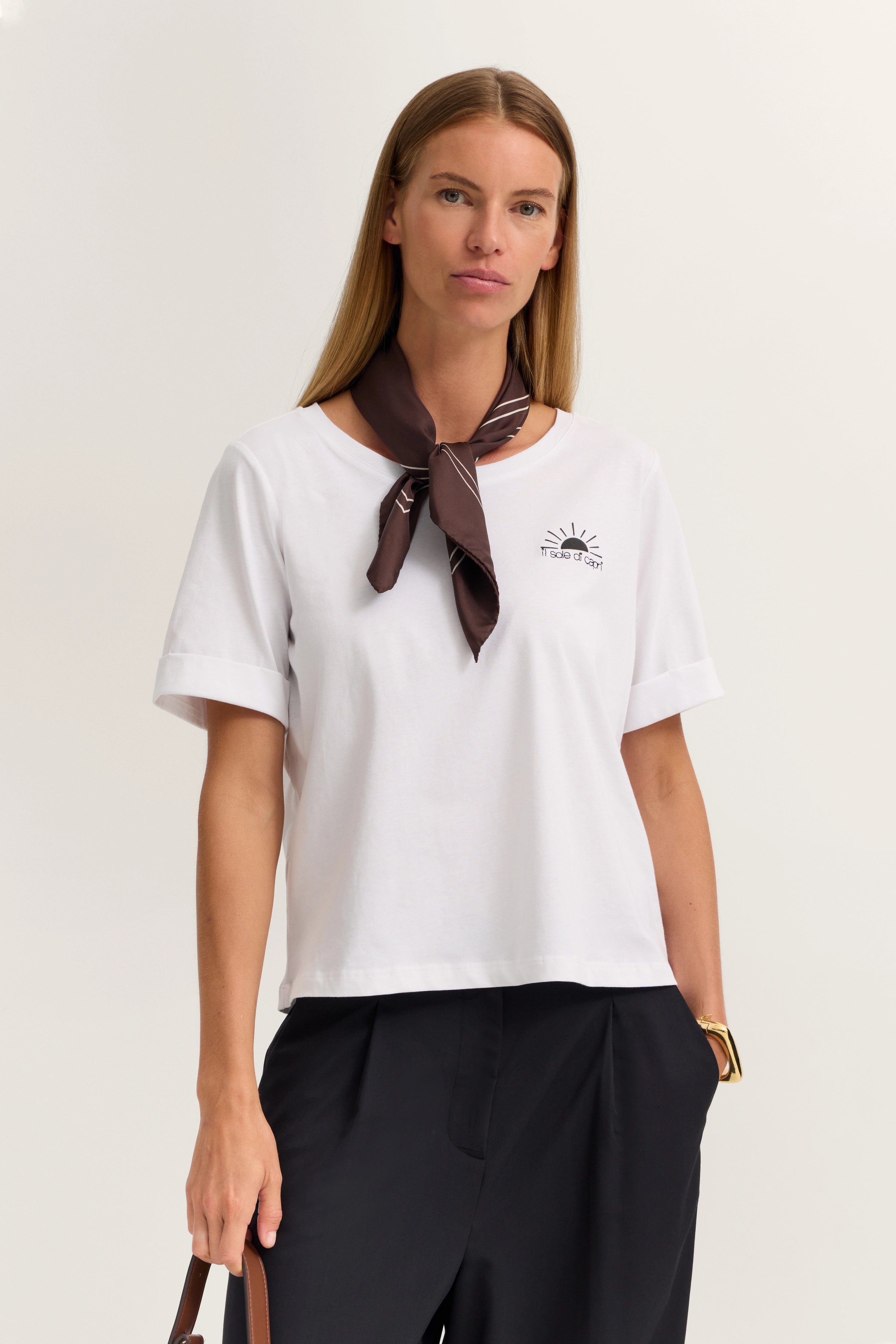 Weißes T-Shirt, schwarzer Schal, schwarze Hose, Büstenbild, lässiger Look.