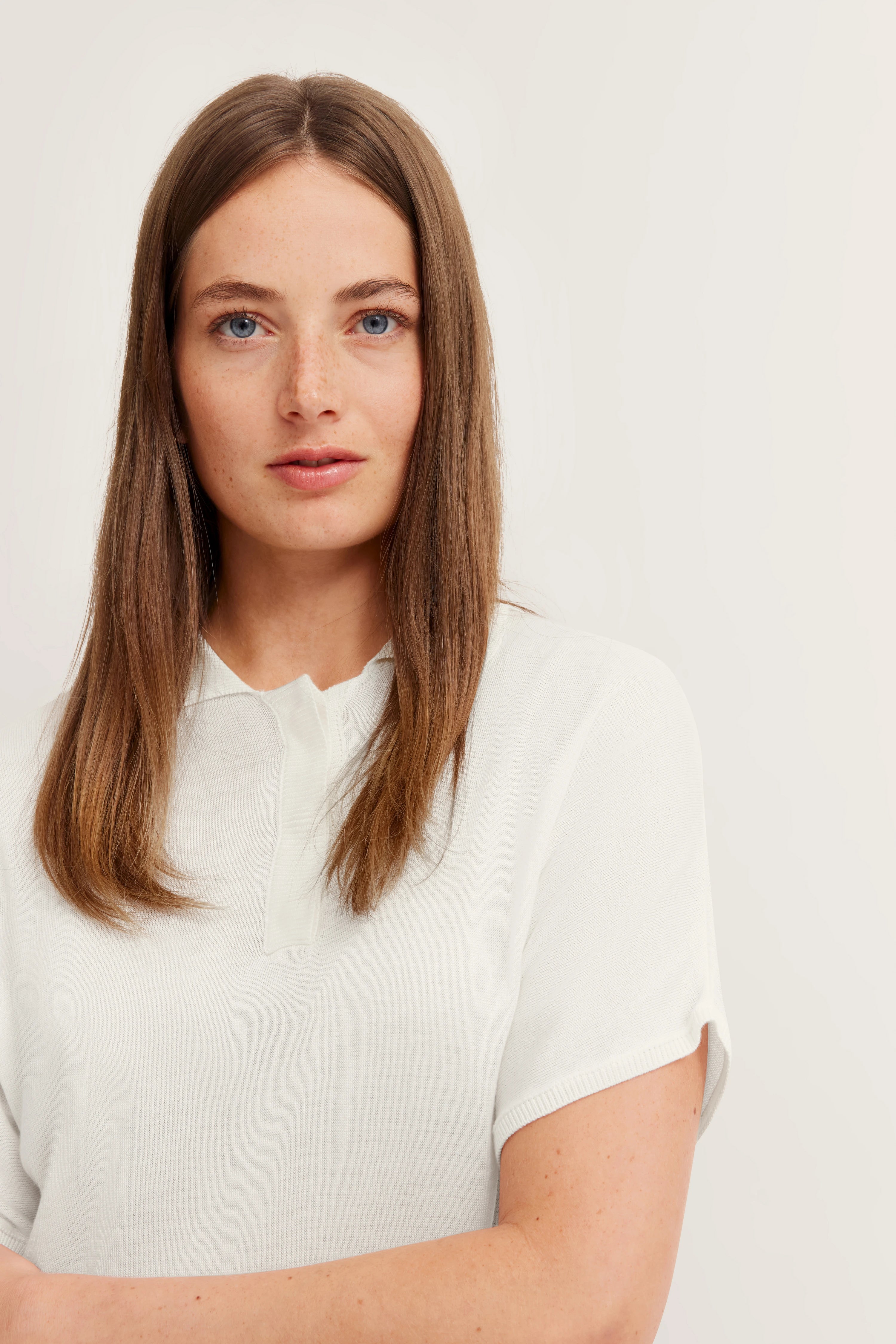 Büstenbild mit weißem bugatti Oberteil, schlichtes Design, zeitlose Eleganz und Raffinesse.