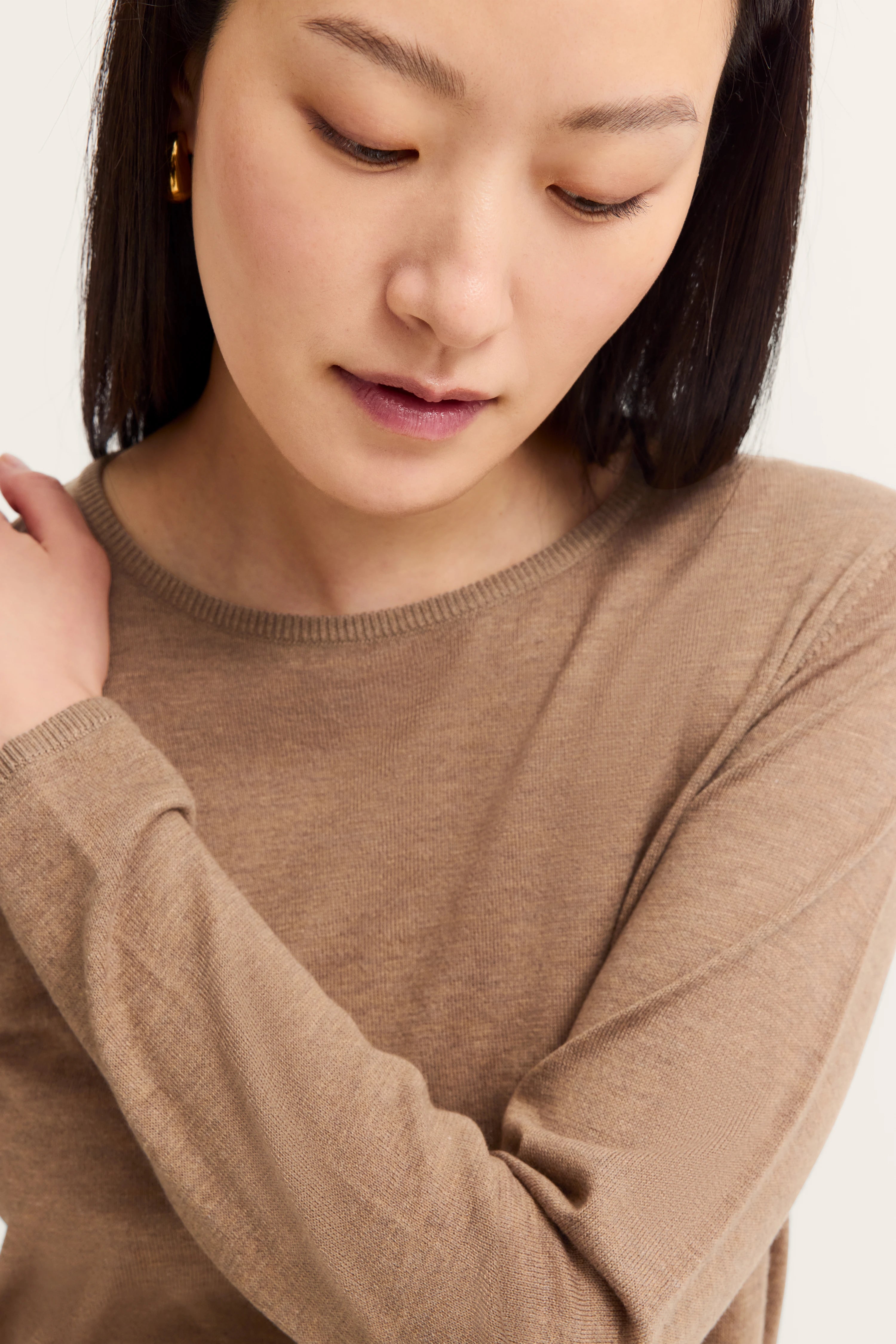 Portrait, brown fine-knit sweater, bugatti.