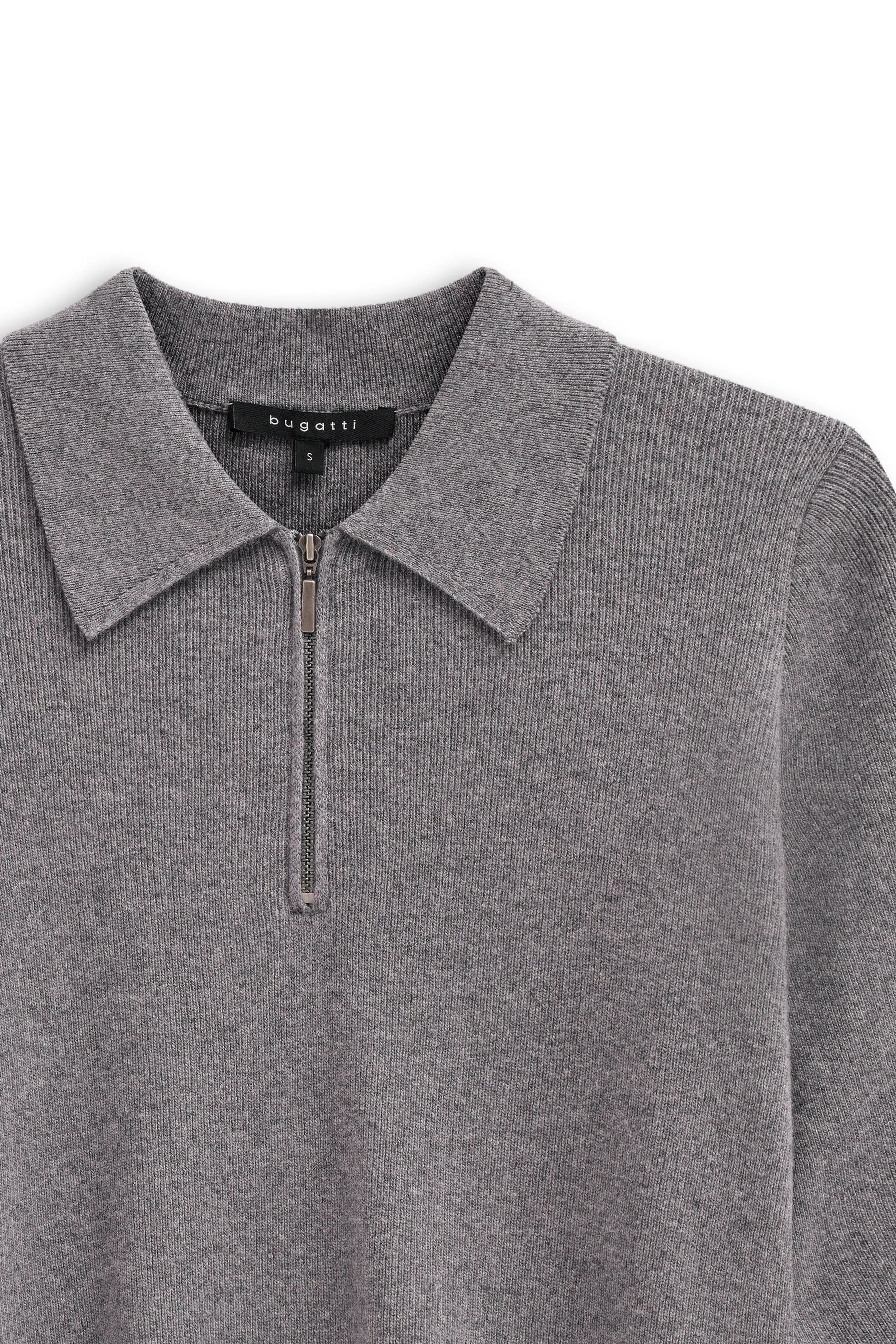 Grauer bugatti Pullover mit Kragen und Reißverschluss, Büstenbild, schlichte Eleganz.