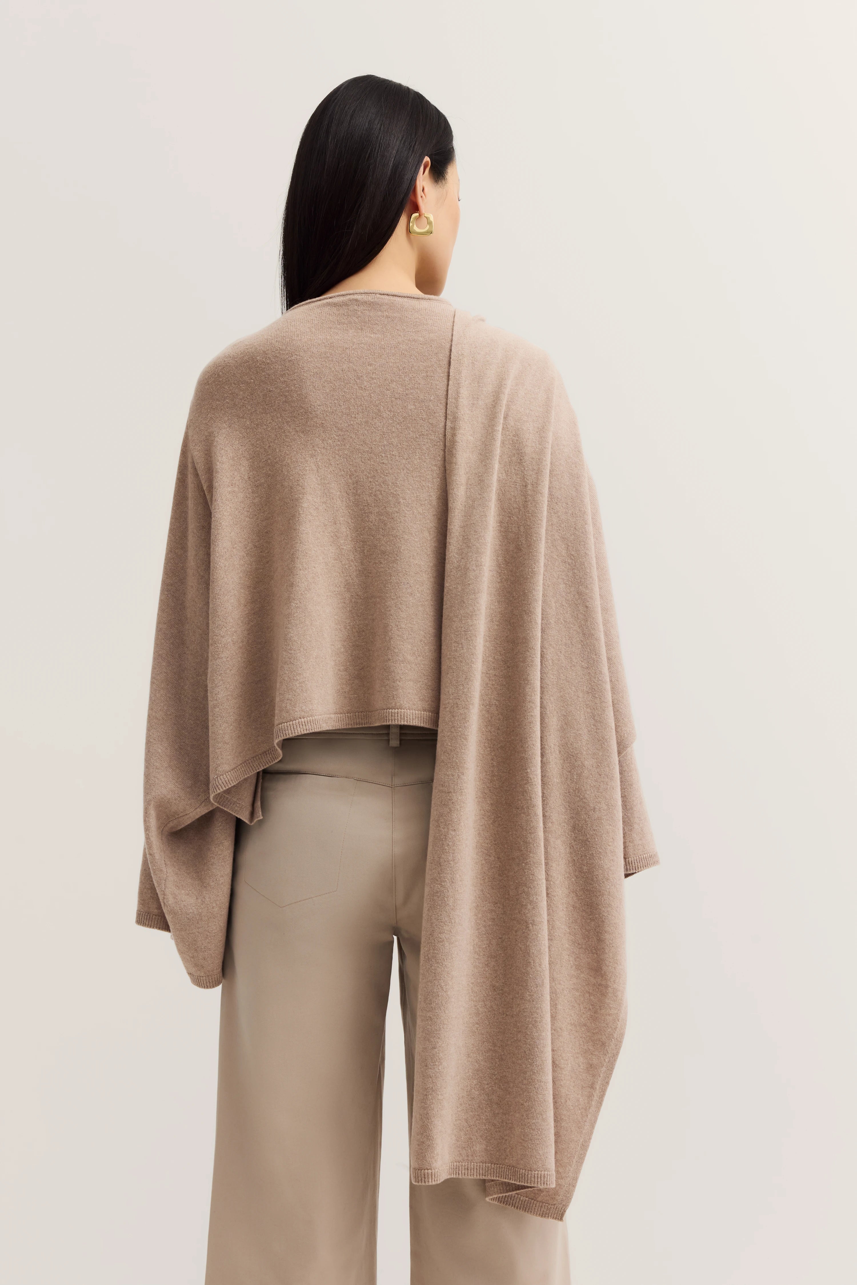 Beige bugatti Poncho und Hose, Legerbild von hinten, entspannter Look.