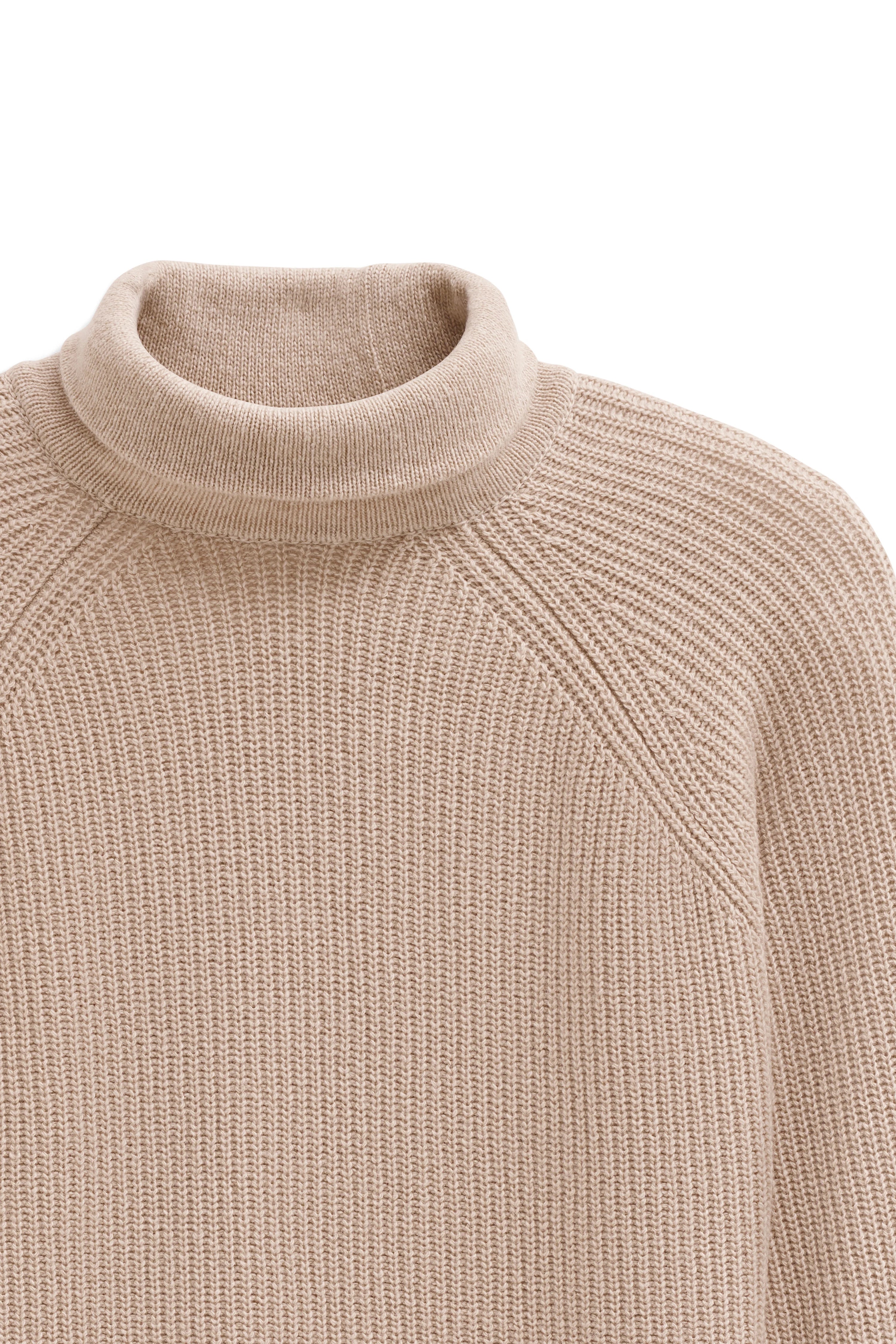 Beiger Rollkragenpullover in Grobstrick, Büstenbild, stilvoll und zeitlos von bugatti.