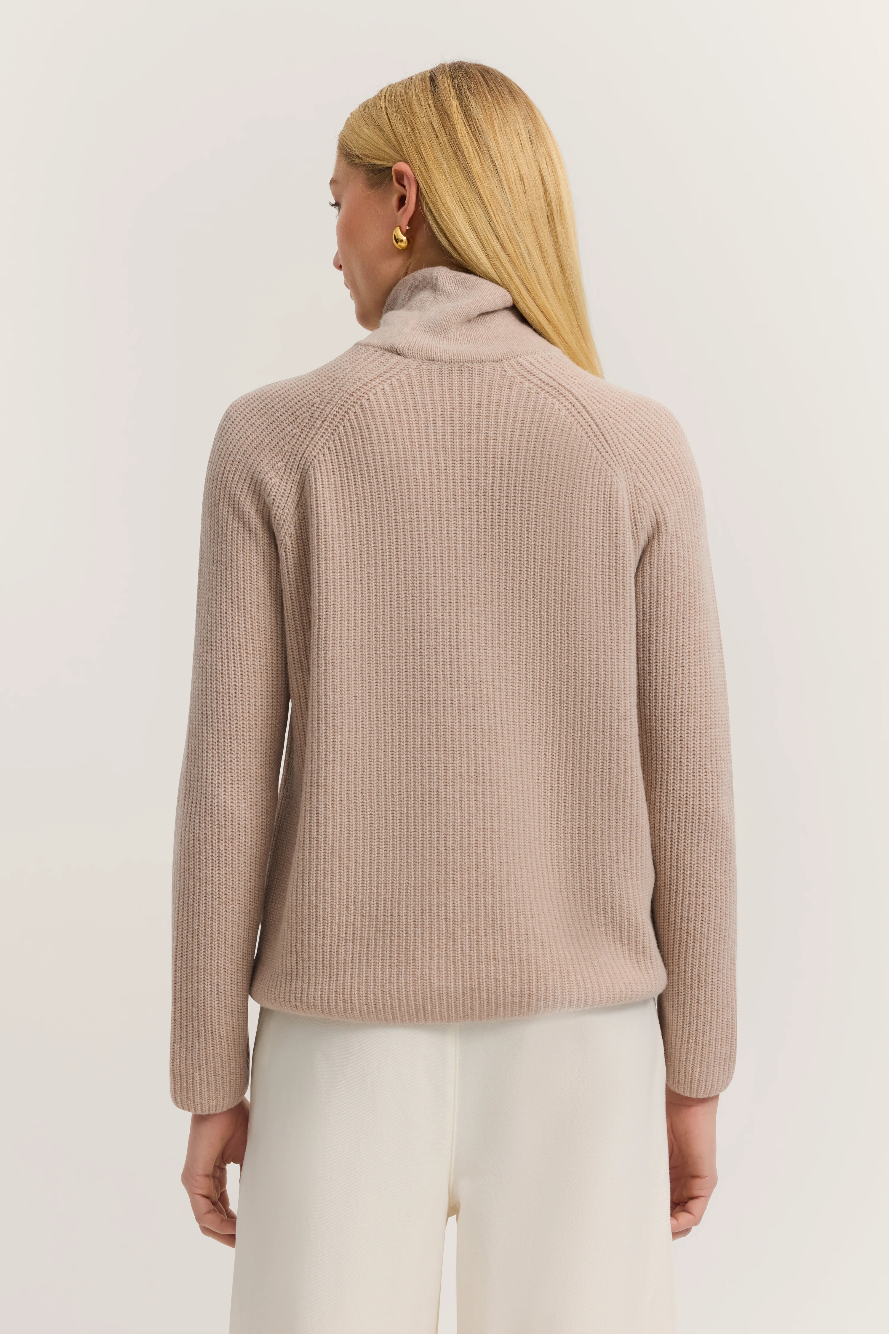 Beigefarbener Strickpullover von bugatti, Rückansicht, auf Modell getragen, lässiges Posing.
