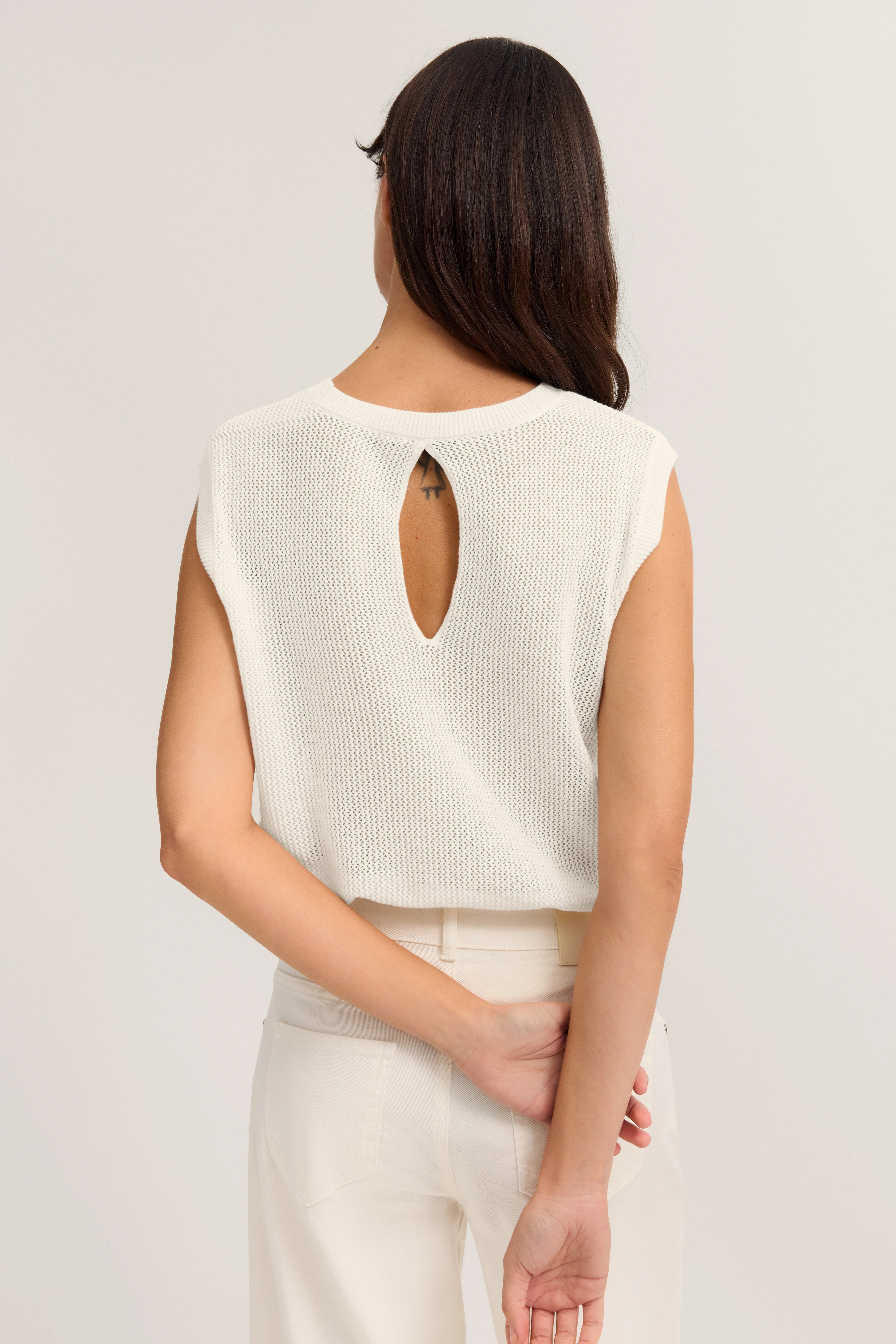 Weiße ärmellose Strickbluse von bugatti, Rückansicht, legeres Modelbild.