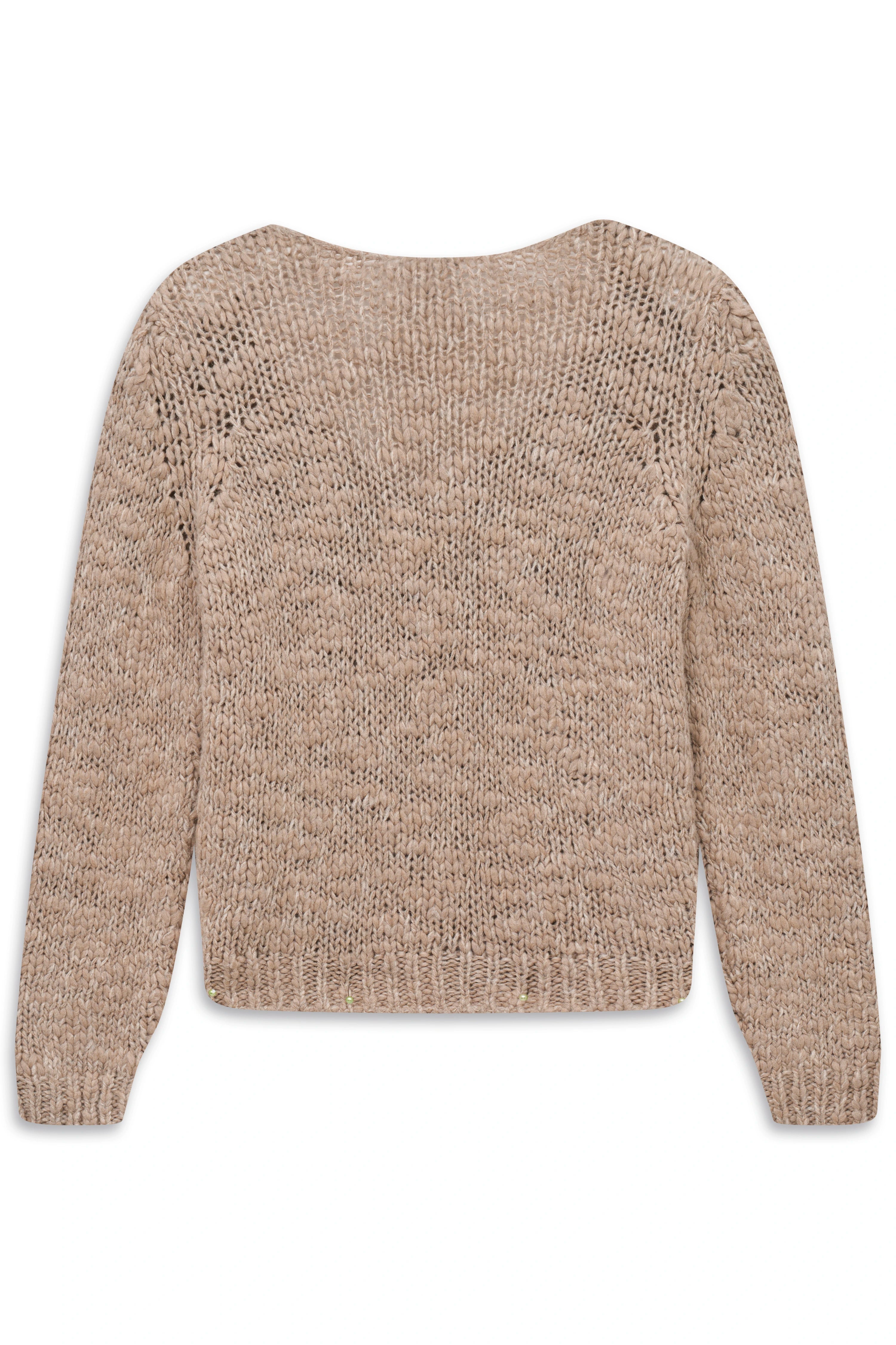 Strickpullover in Beige, grob gestrickt, Büstenbild.
