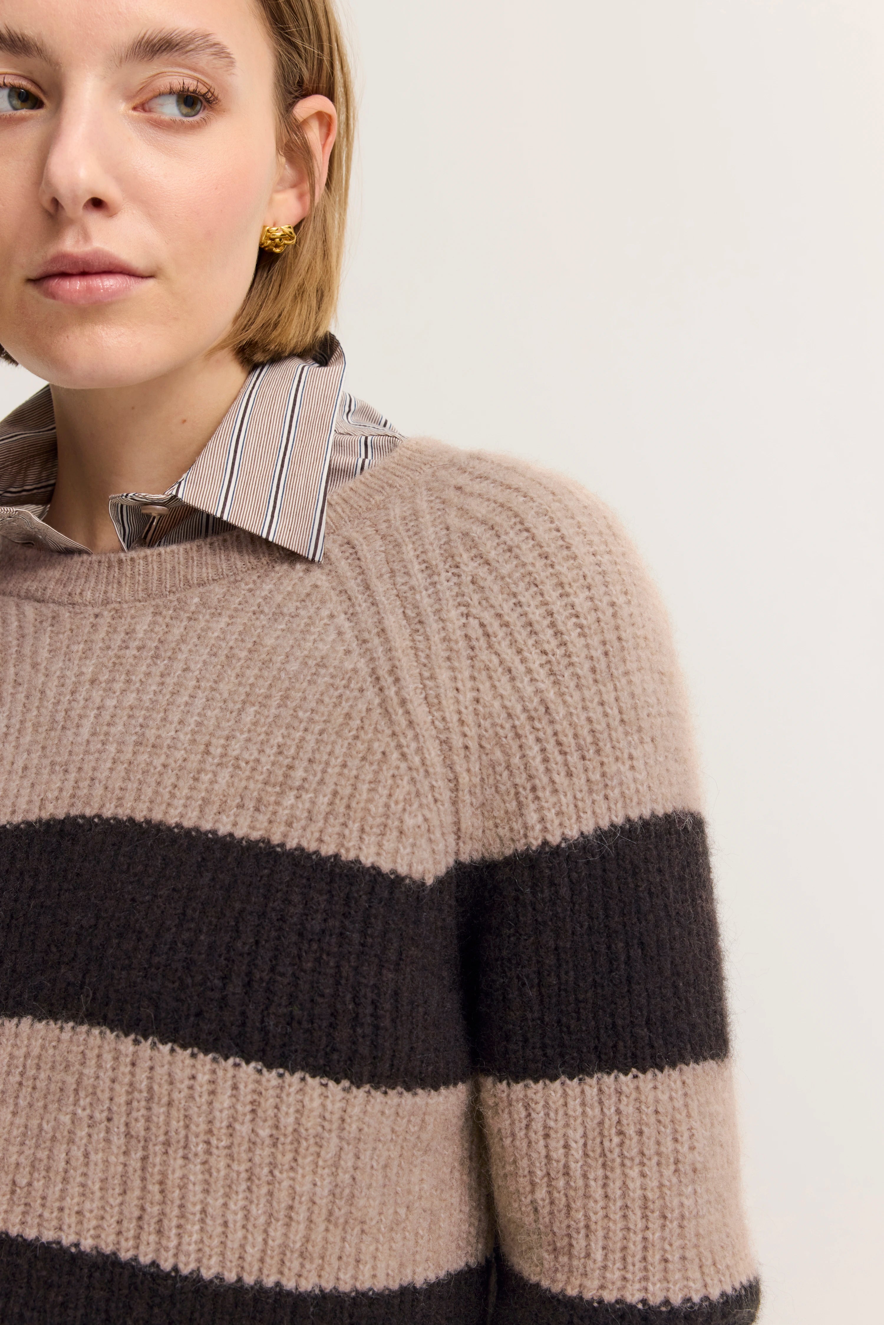 Streifenpullover beige-braun, gestreiftes Hemd, Büstenbild, eleganter Look, stilvoll und gemütlich.