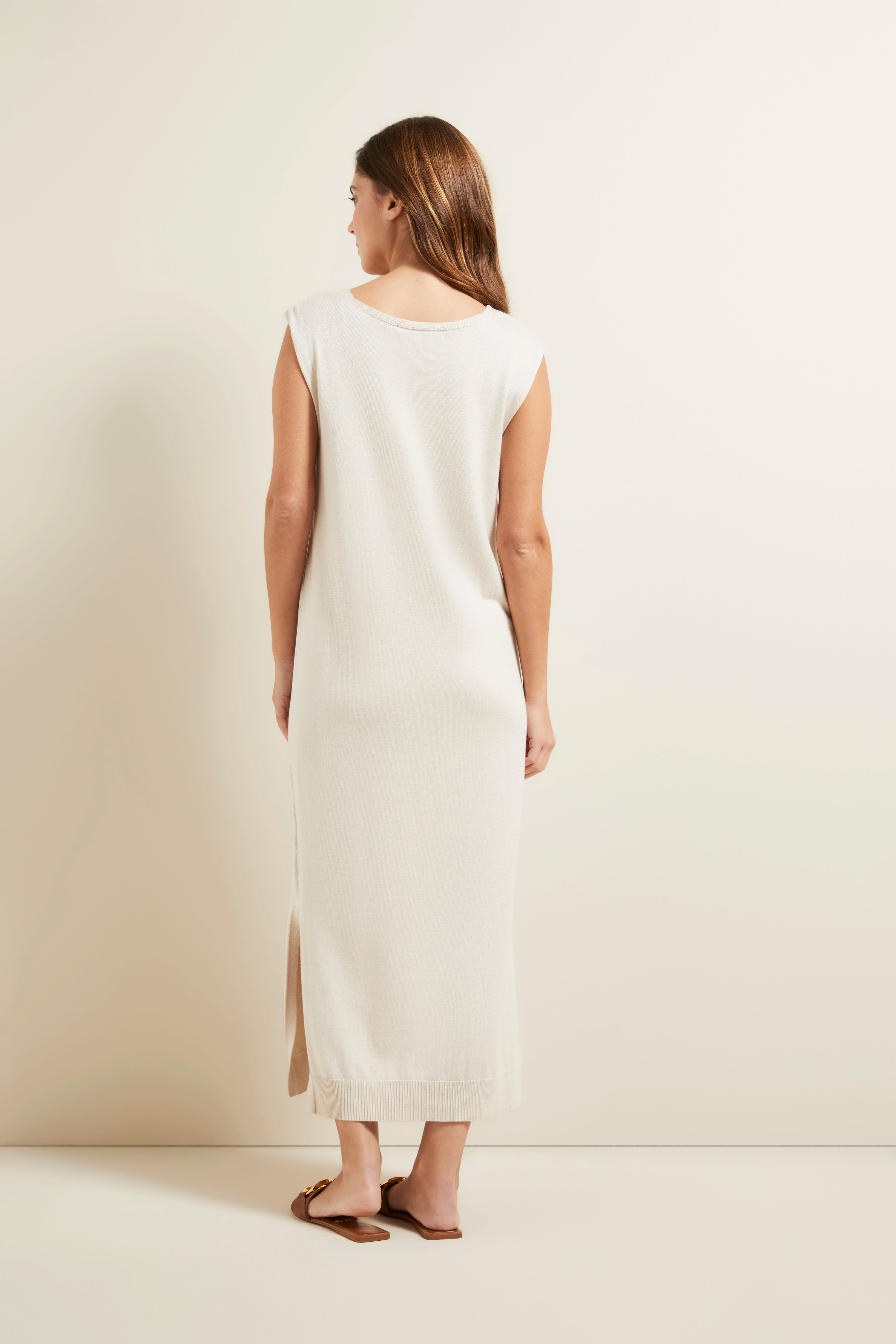 Ärmelloses, cremefarbenes, langes Kleid