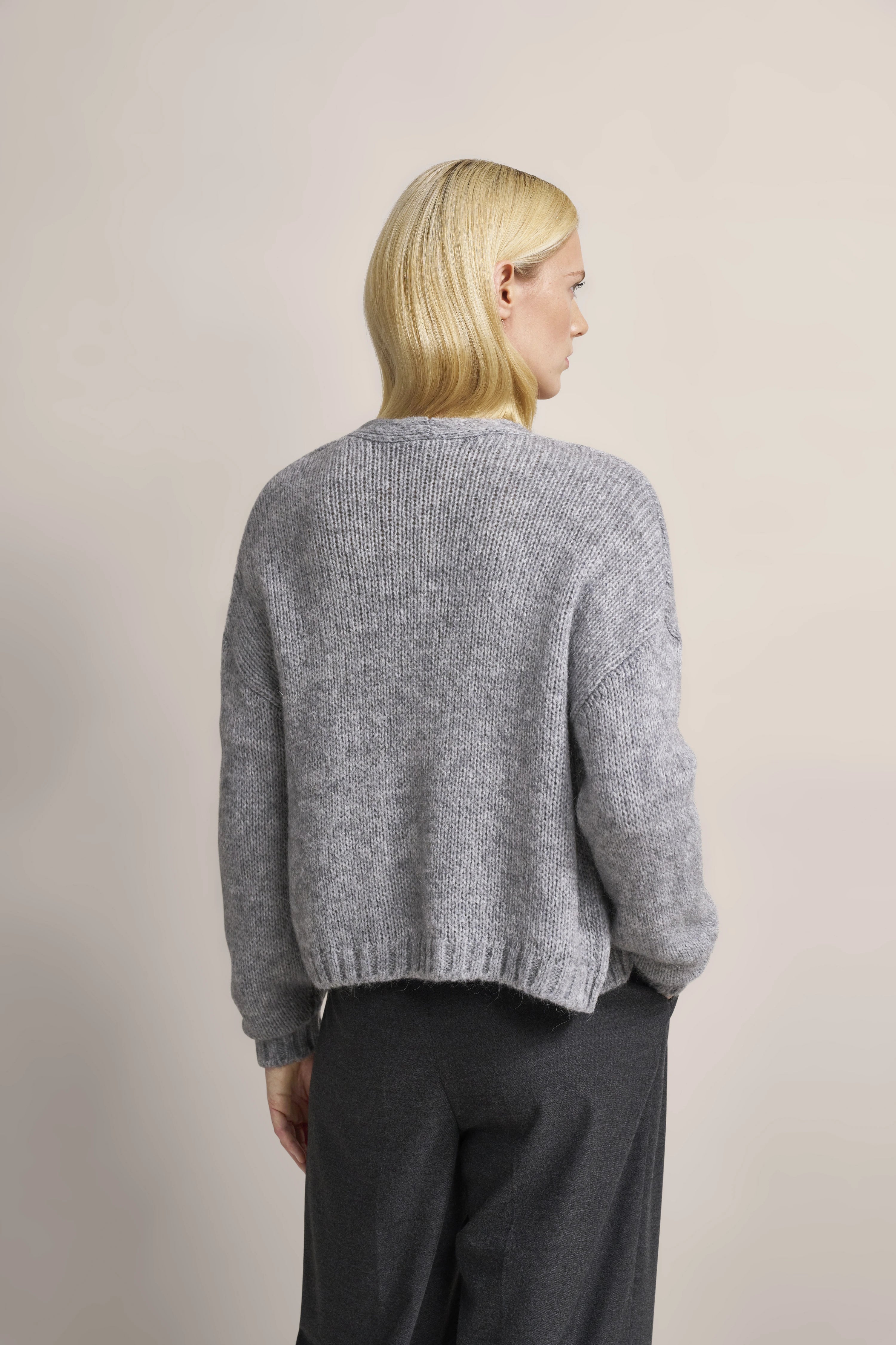 Grauer Strickpullover von bugatti, locker sitzendes Modelbild, Rückansicht, entspannte Pose.