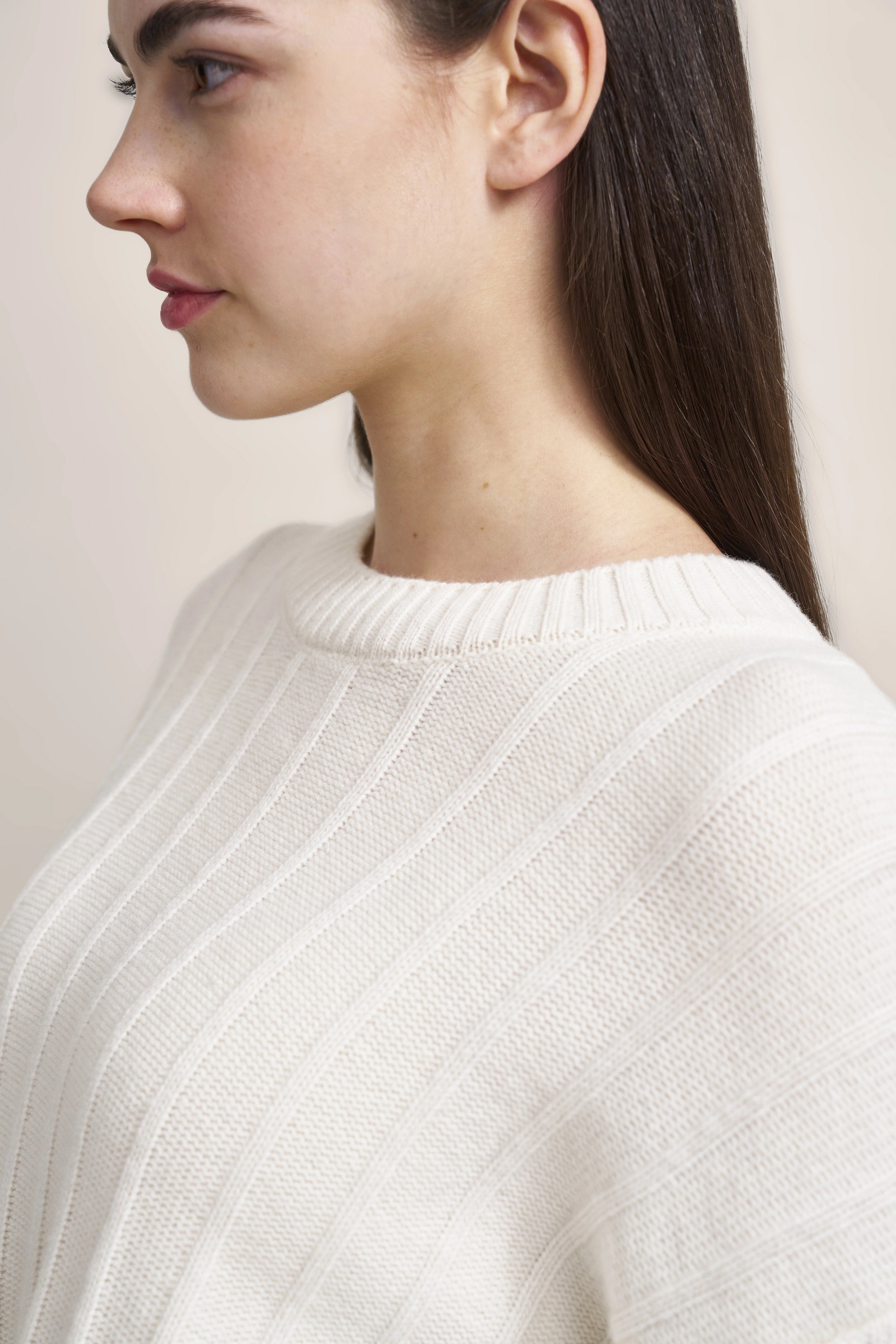 Weißer Strickpullover auf Büstenbild, feine Rippstruktur, bugatti Stil und Eleganz.