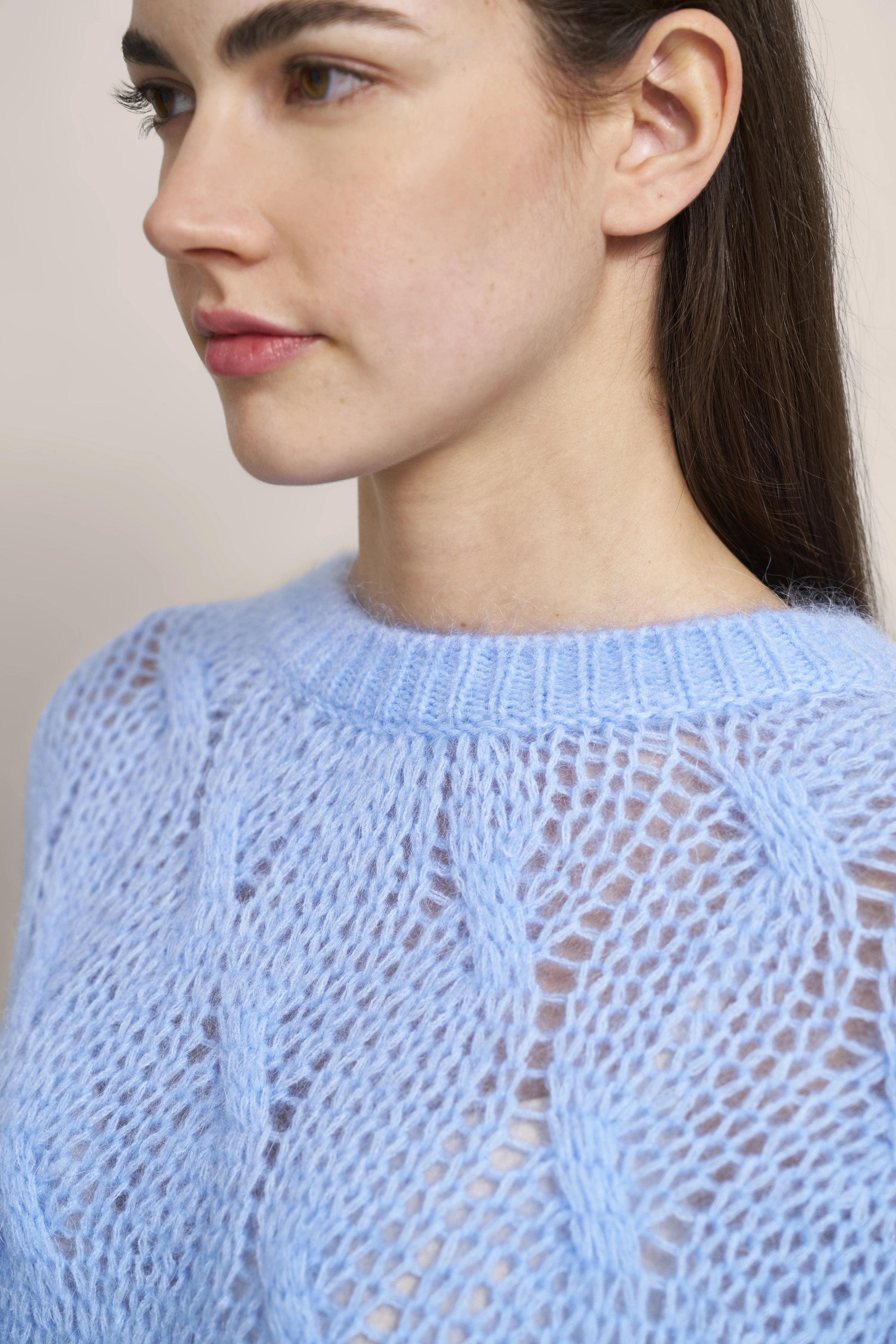 Model im hellblauen Strickpullover von bugatti, Nahaufnahme, seitliches Profil.