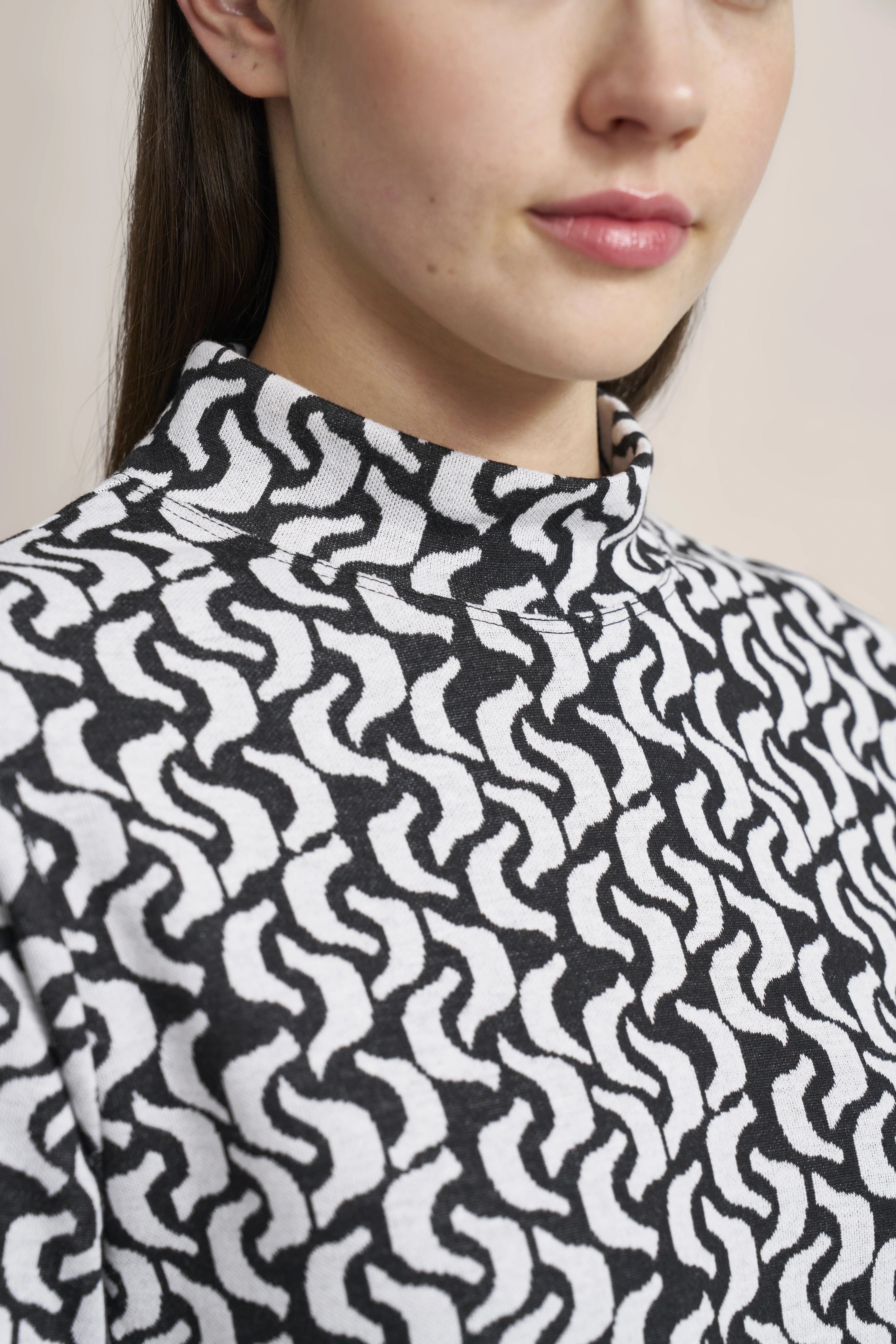 Büstenbild eines schwarz-weiß gemusterten Pullovers von bugatti.