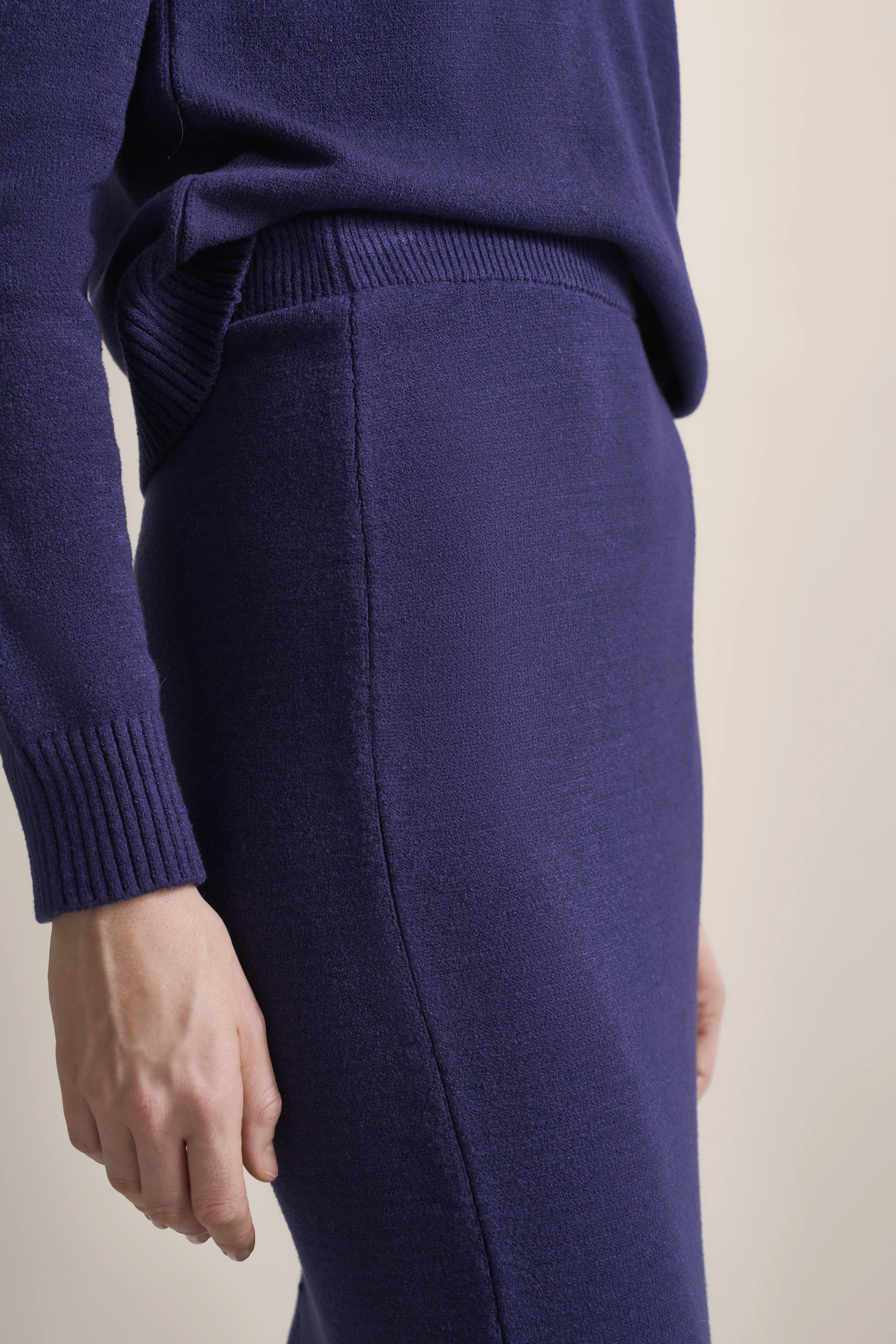 Lila Strickkleid von bugatti in Nahaufnahme, legeres Bild, zeigt dezente Texturdetails.