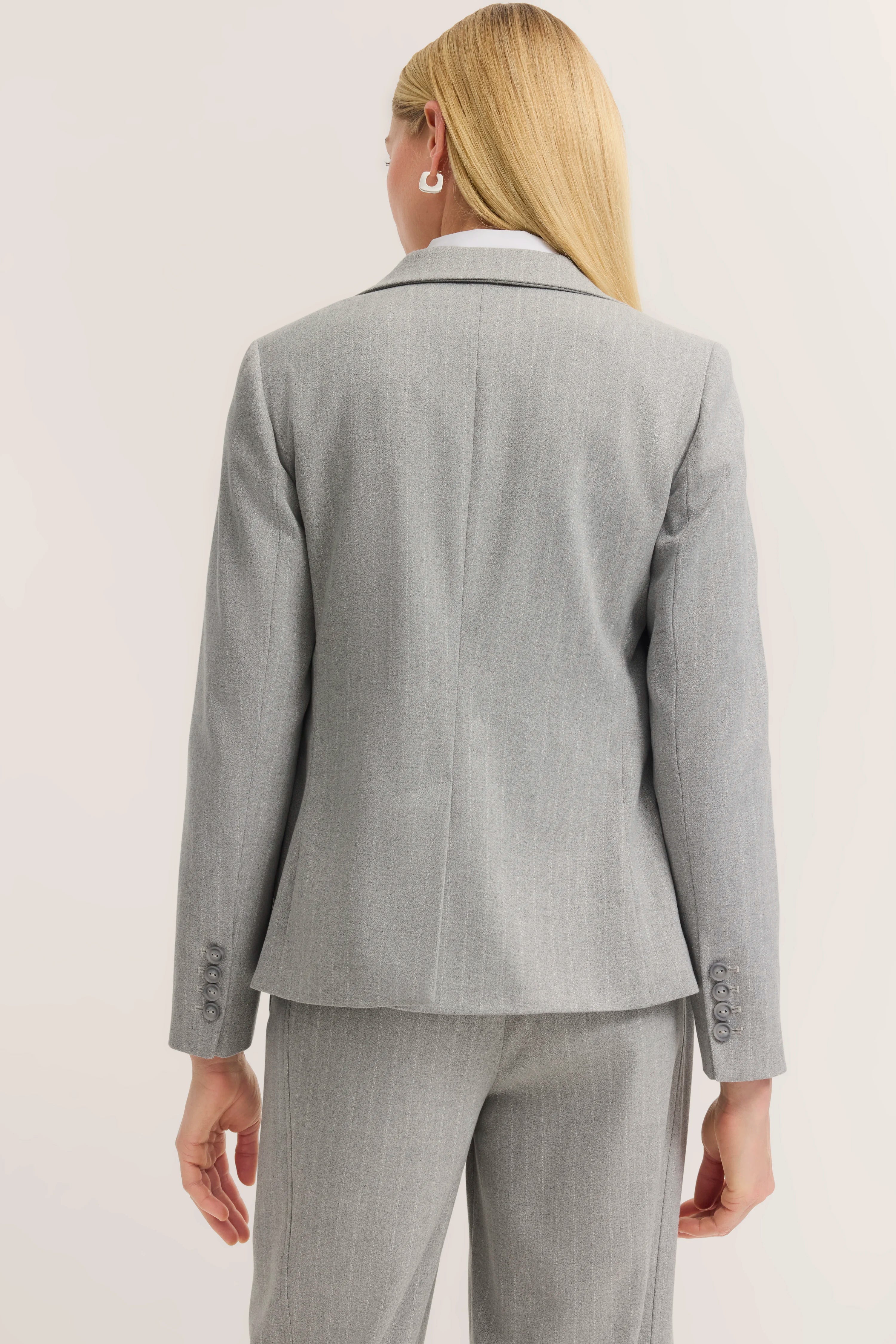 Grauer Nadelstreifenanzug von bugatti, Rückansicht auf Model, klassisch und stilvoll.