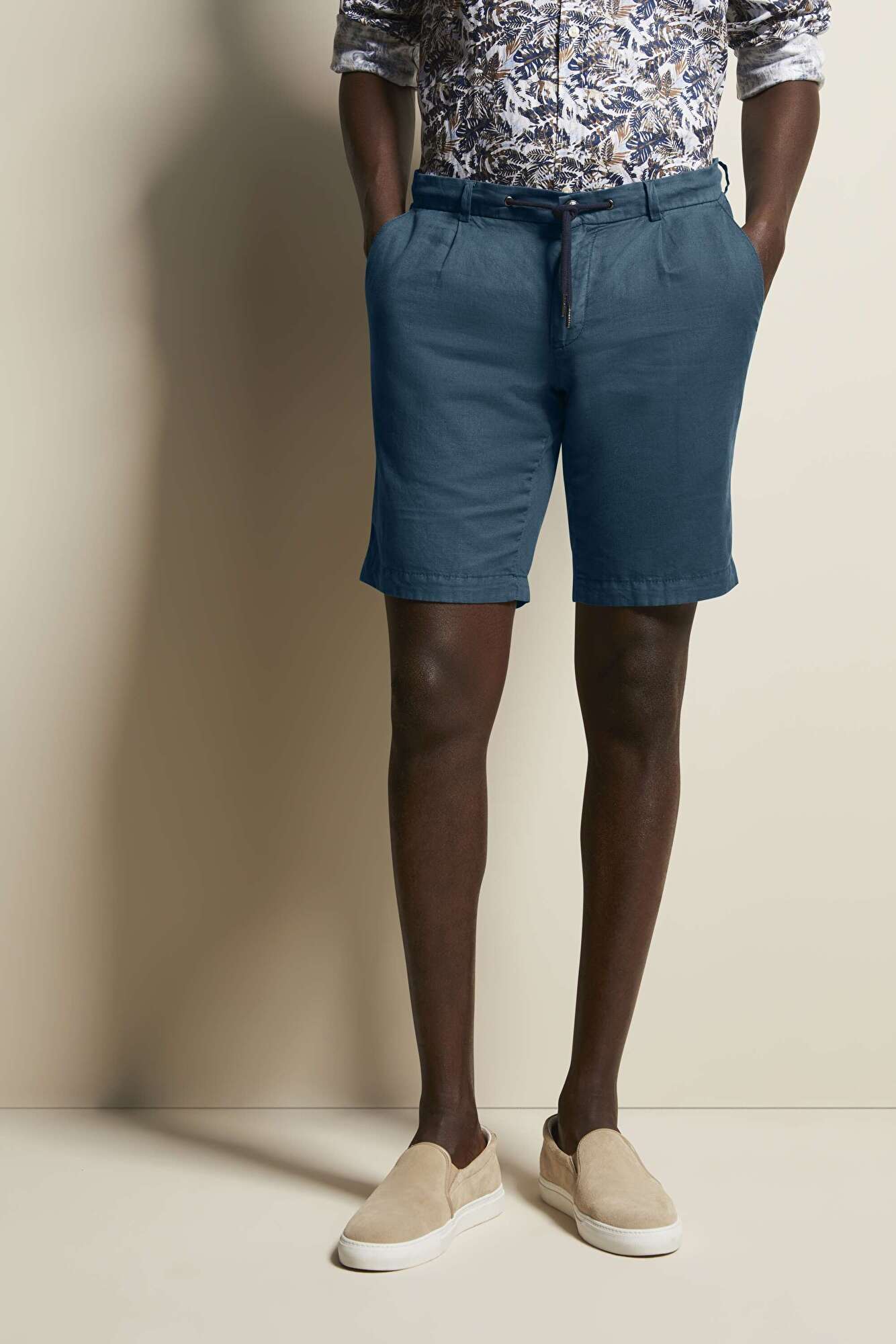 Bermuda in schöner Leinen-Mix-Qualität in marine - Ansicht: Model Front