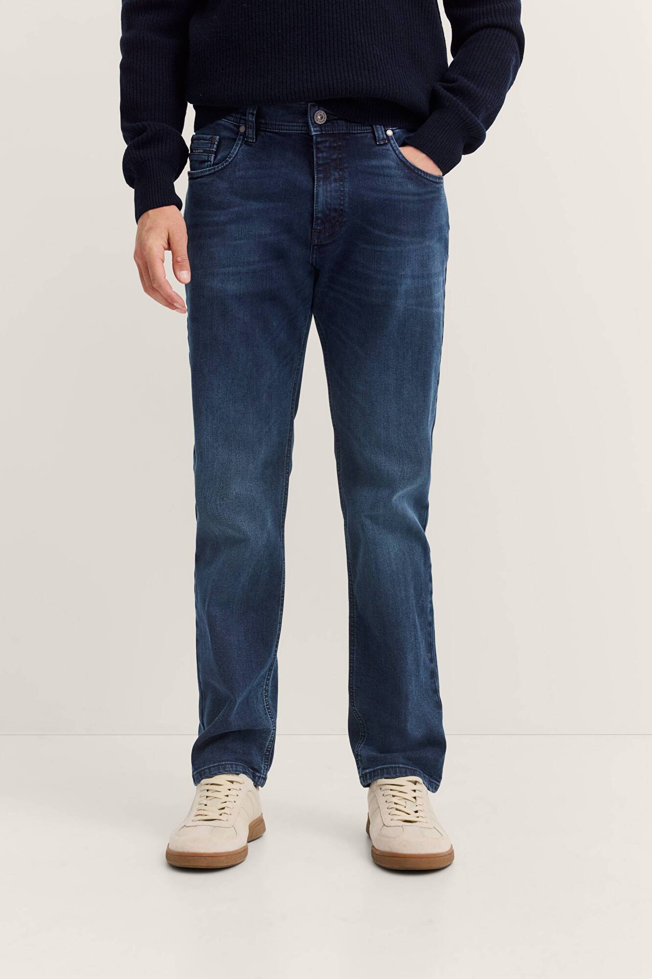 Jeans in Blau mit einem leichten Used Look in dark indigo - Ansicht: Model Front