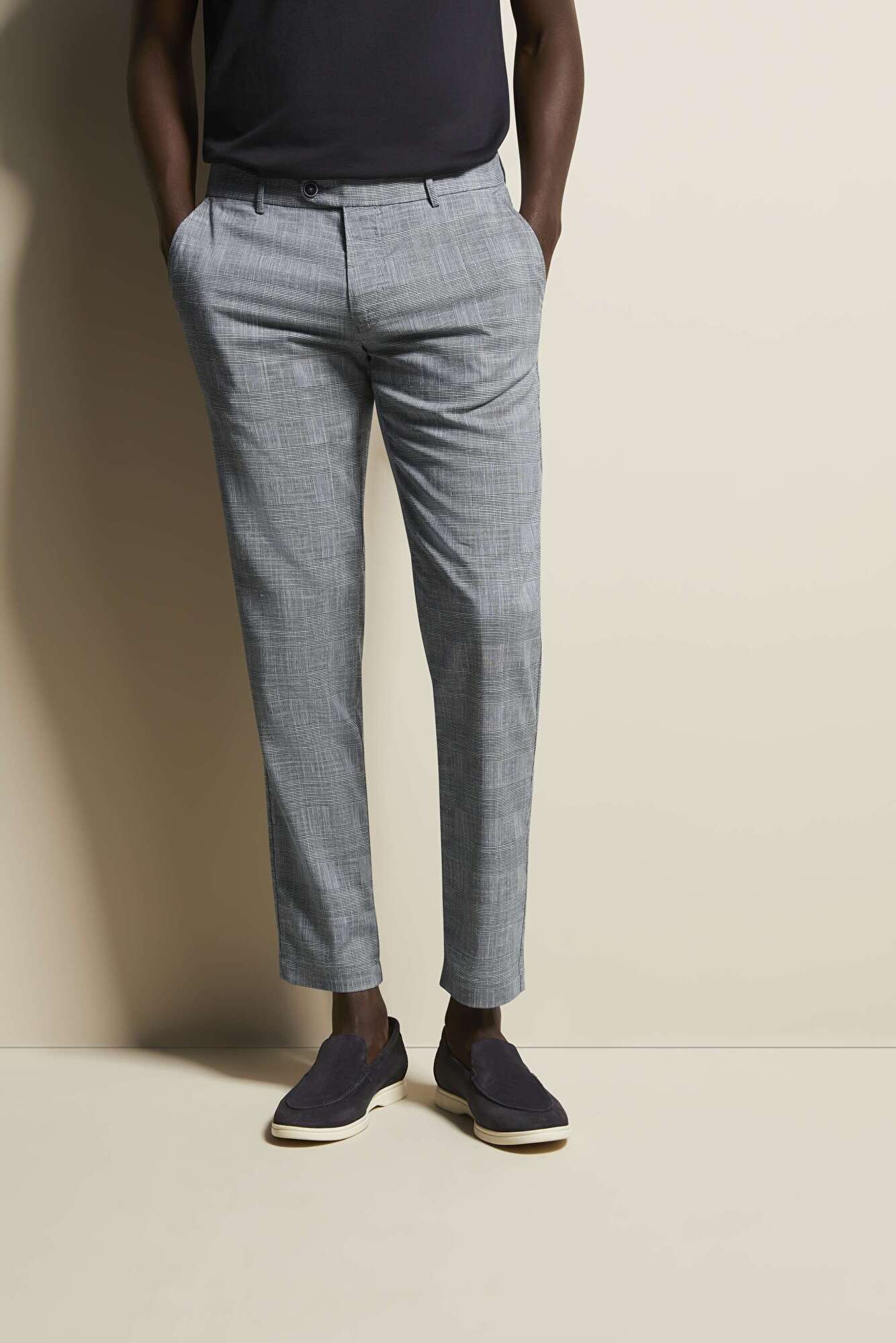 Chino mit Gürtelschlaufen in marine - Ansicht: Model Front