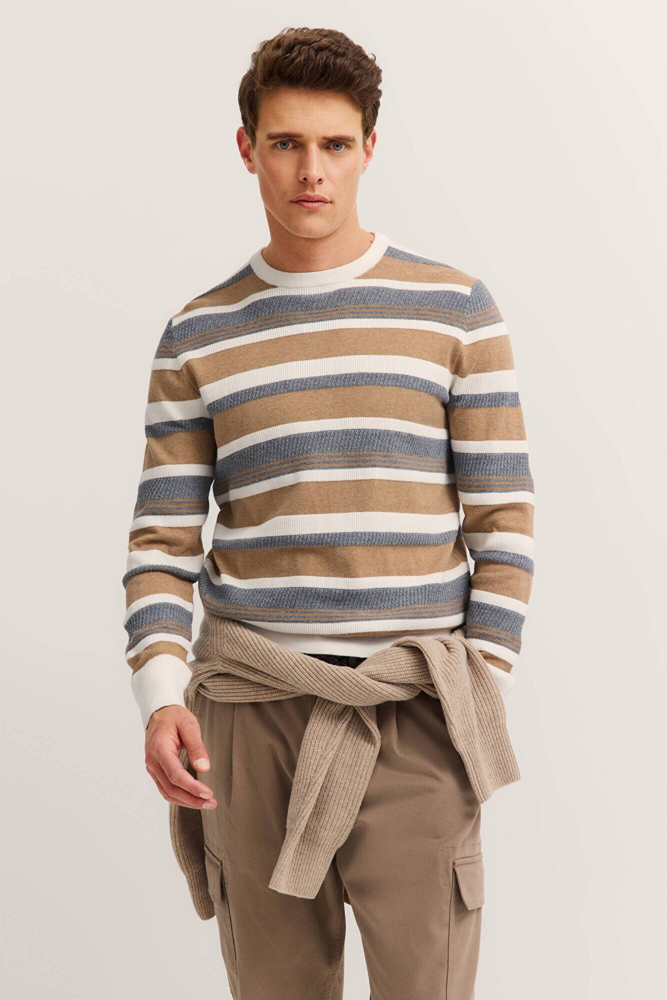 unbekannt unbekannt in beige - Ansicht: Model Front