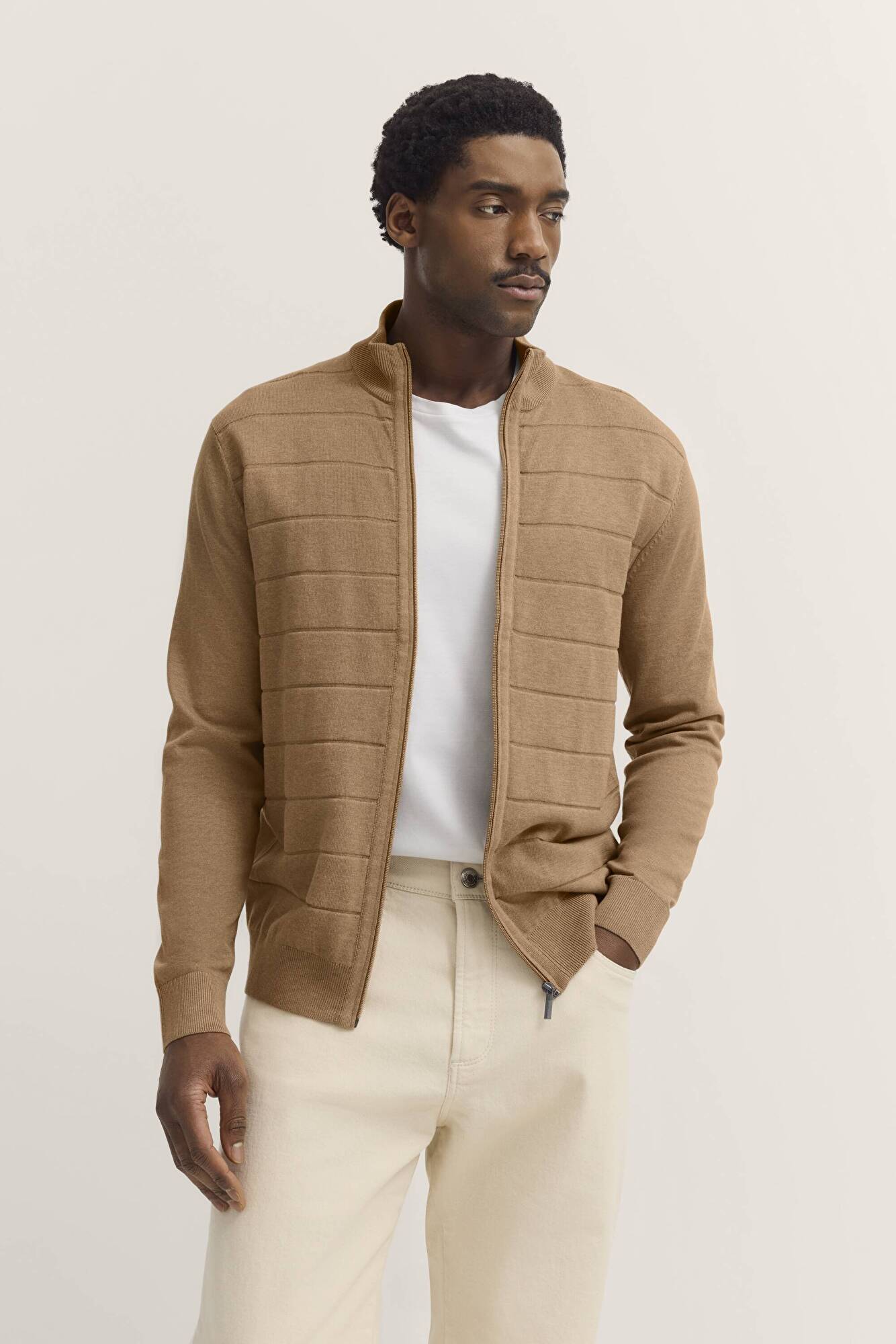 Strickjacke mit Reißverschluss in taupe - Ansicht: Model Front