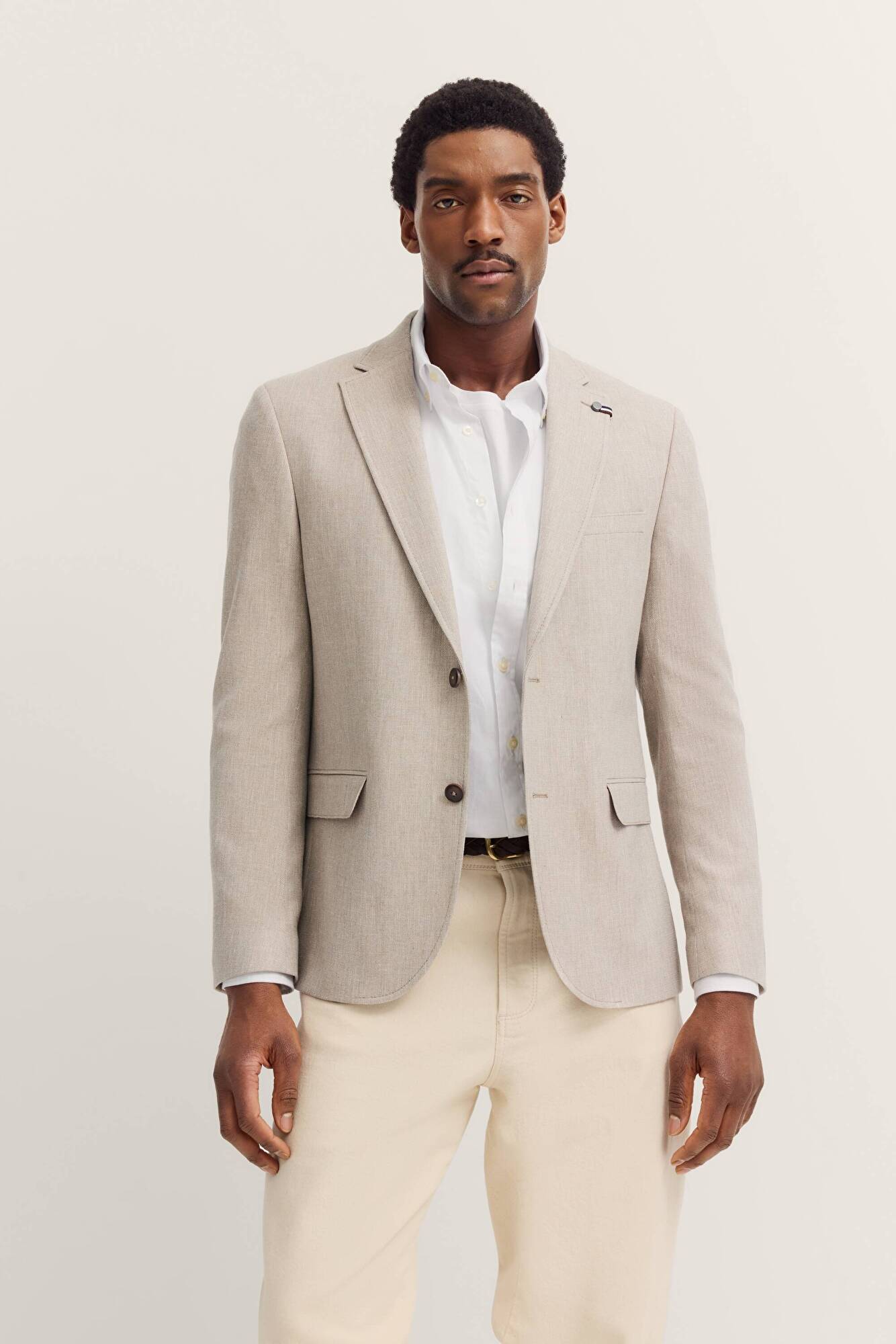 Sakko mit Reverskragen und Stretchfunktion in beige - Ansicht: Model Front