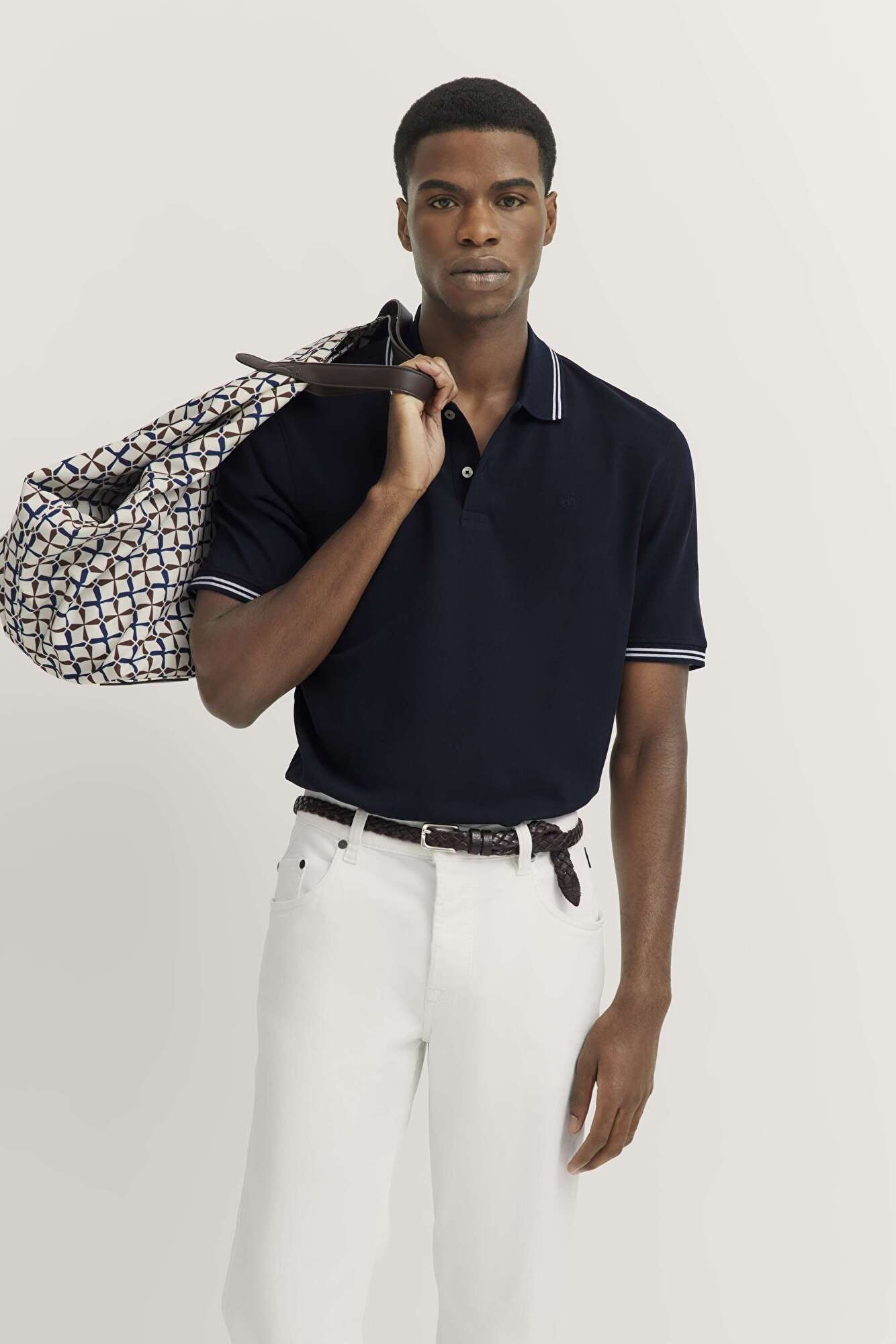 Polo mit Kontraststreifen und Bruststickerei in marine - Ansicht: Model Front