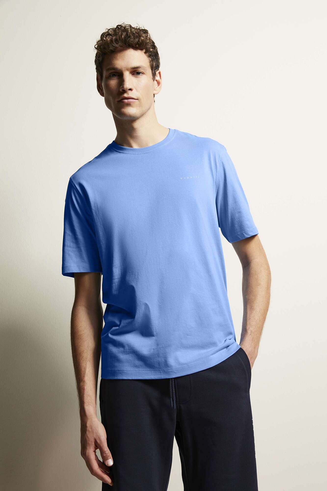 T-Shirt mit moderner Passform in blaugrau - Ansicht: Model Front