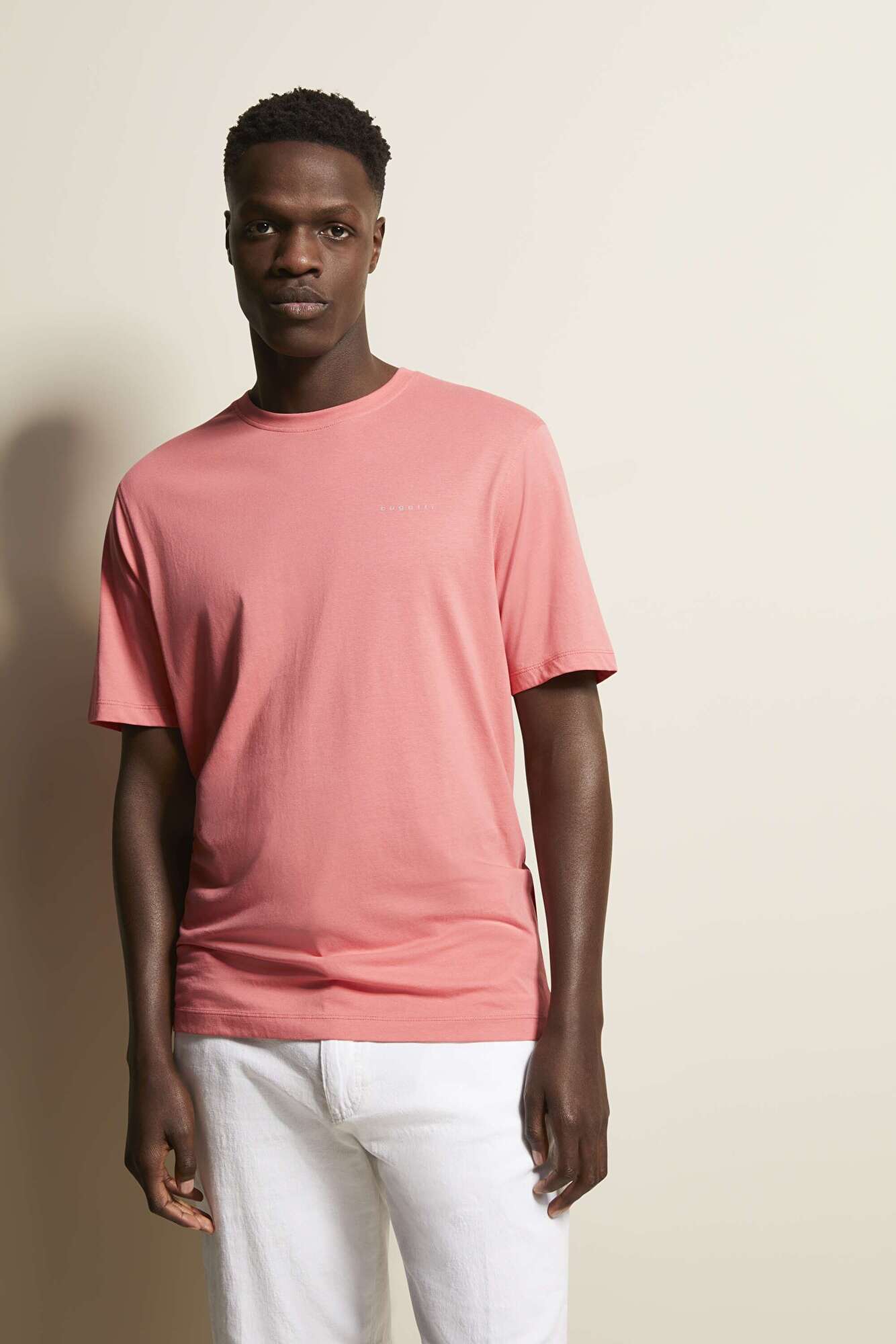 T-shirt in a modern fit in apricot - View: Model front